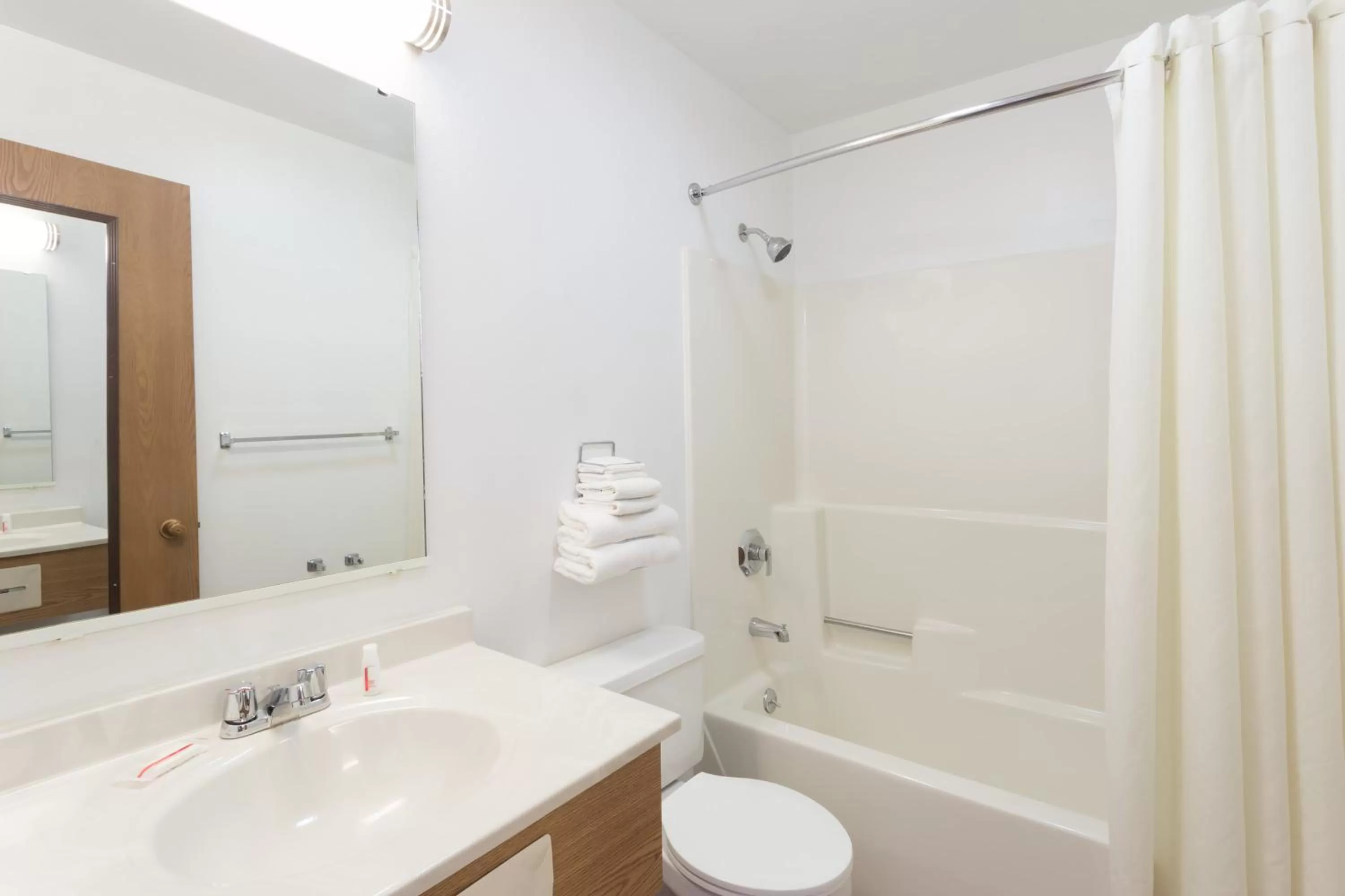 King Suite - Non-Smoking in Super 8 by Wyndham Rock Falls Sterling Area