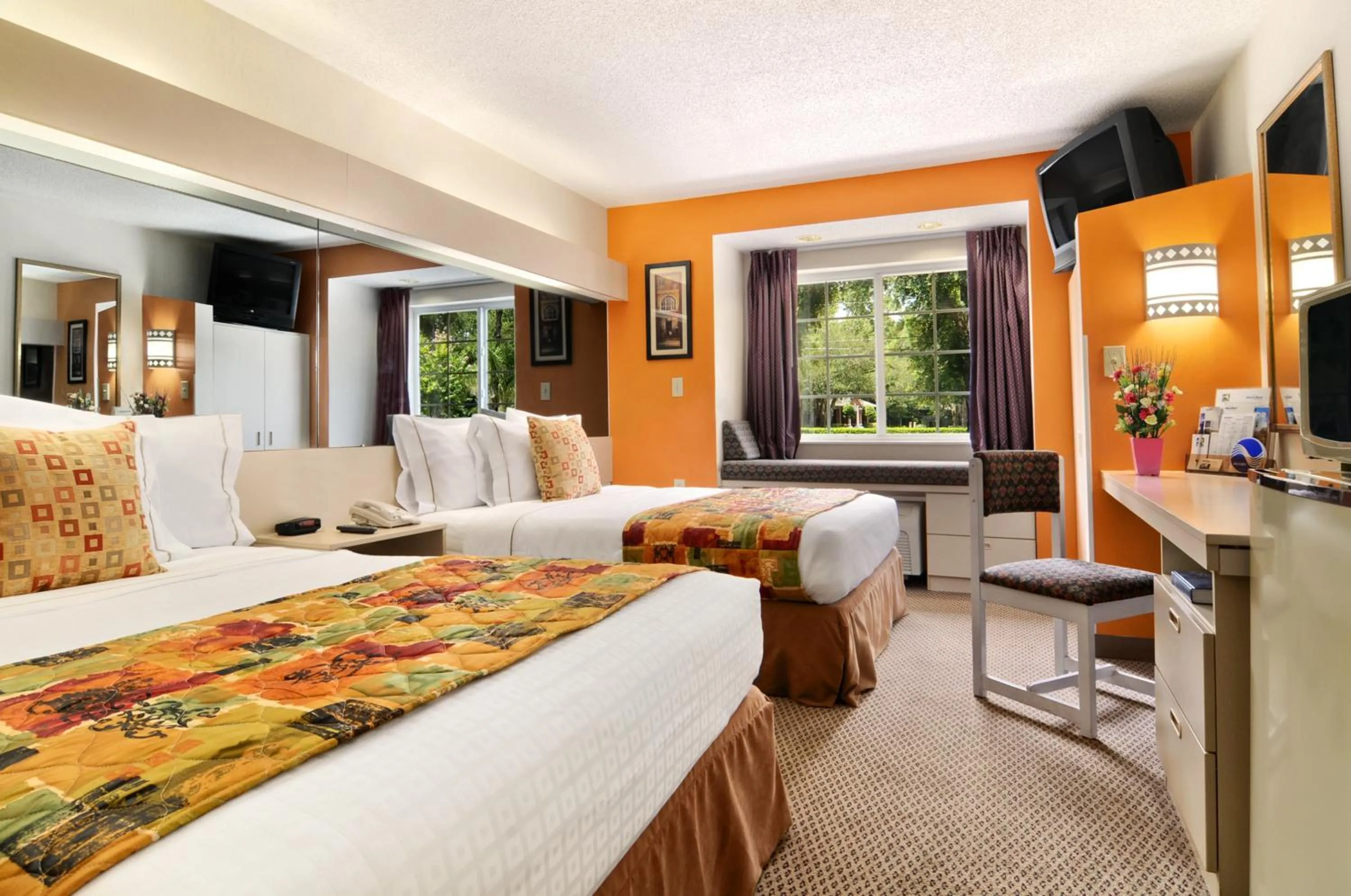 Deluxe Queen Room with Two Queen Beds in Hometown Inn & Suites Jacksonville Butler Blvd./Southpoint
