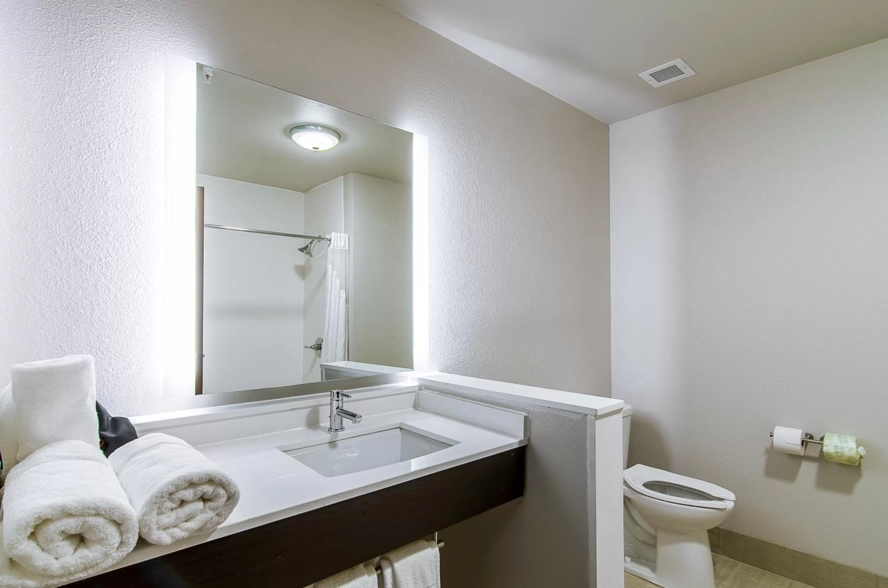 Deluxe King Room - Hearing Accessible  in Holiday Inn Express & Suites - Atchison by IHG