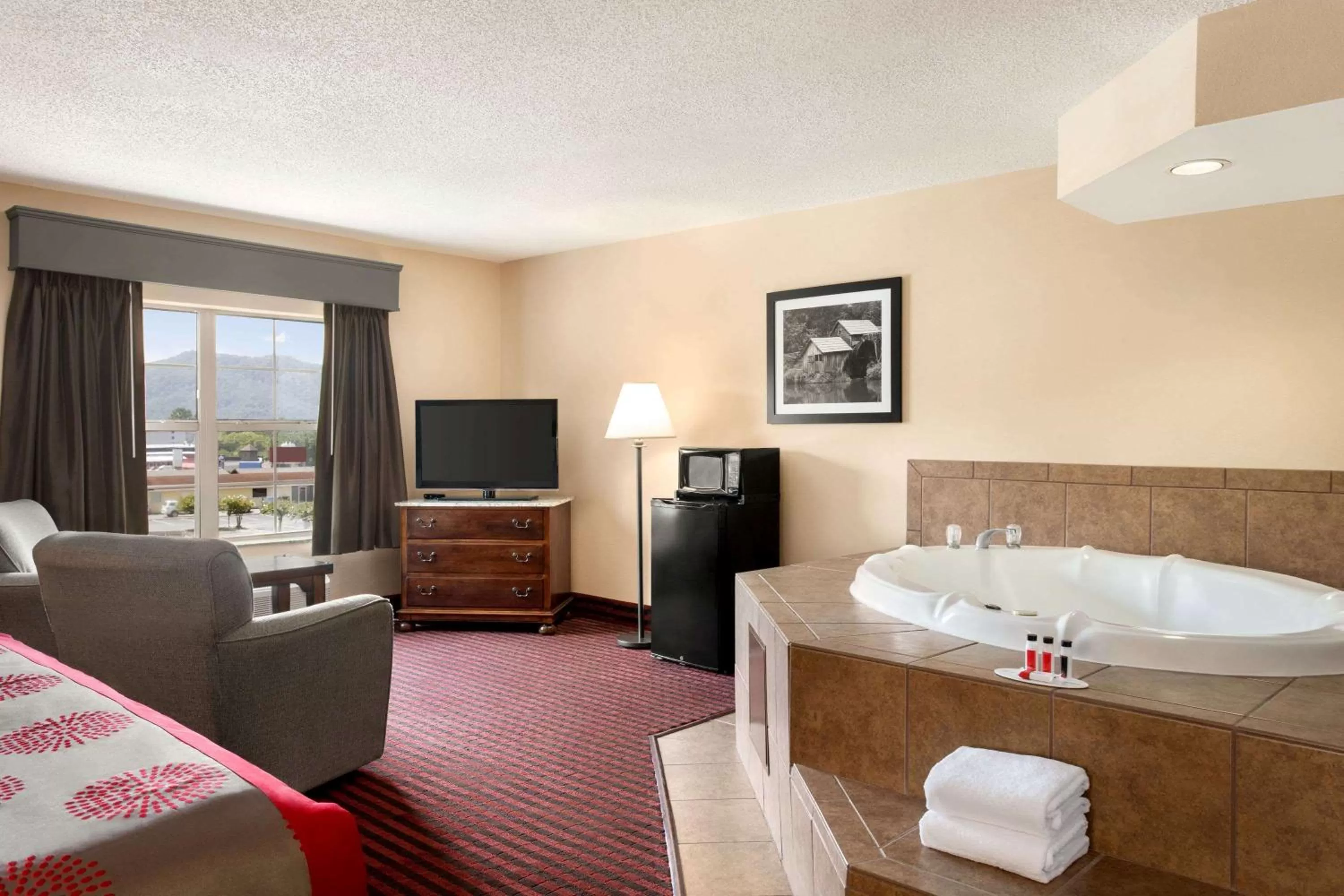 King Jacuzzi Suite – Non-Smoking in Ramada by Wyndham Pigeon Forge North