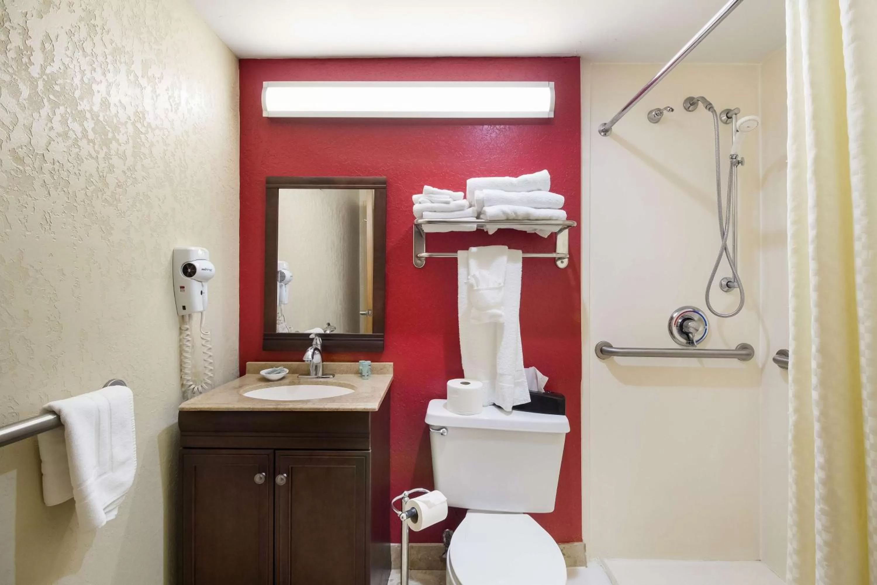 Queen Room with Bathtub - Disability Access/Smoking in Best Western Braddock Inn