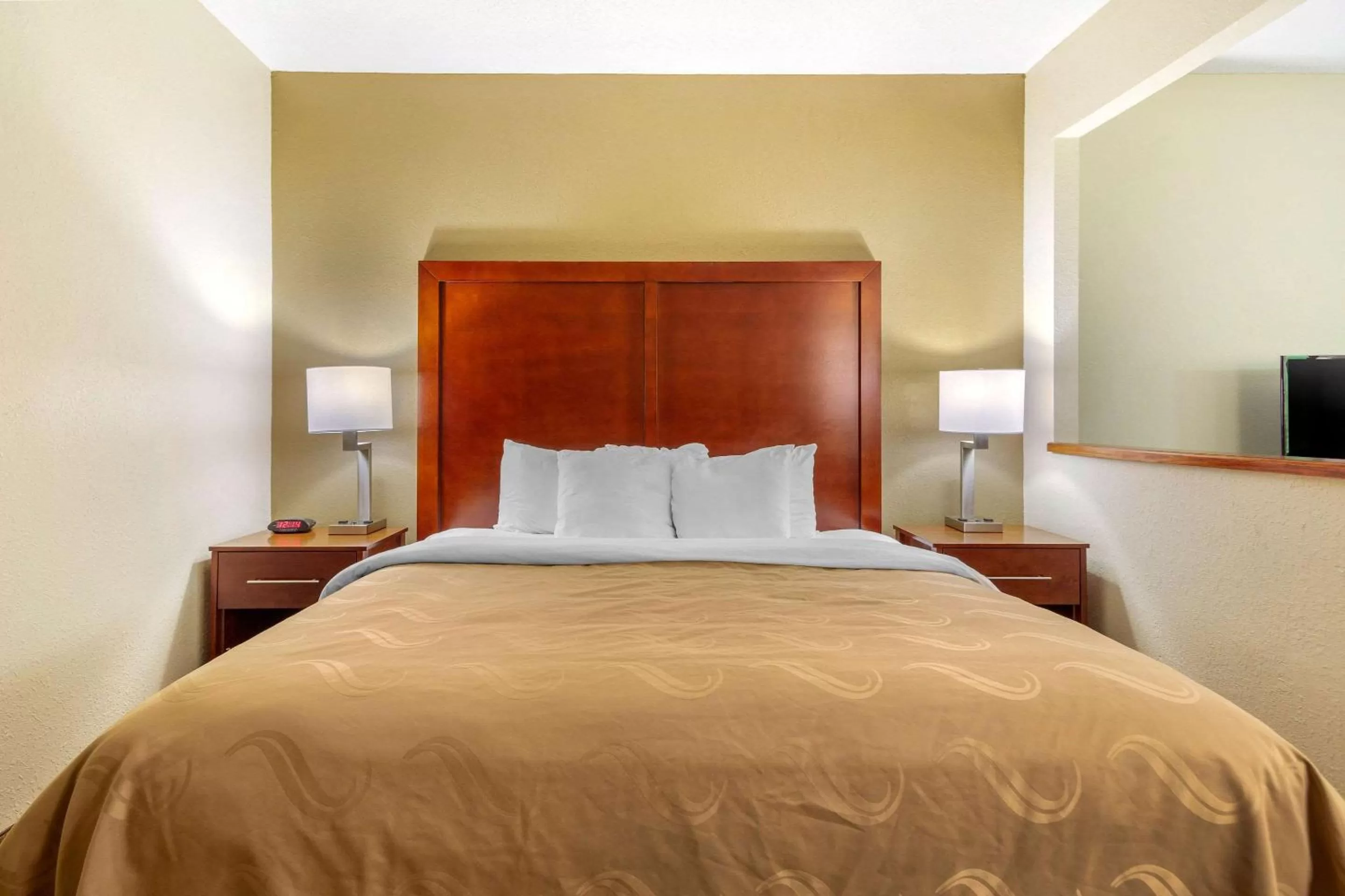 King Suite - Non-Smoking in Quality Inn & Suites Olde Town