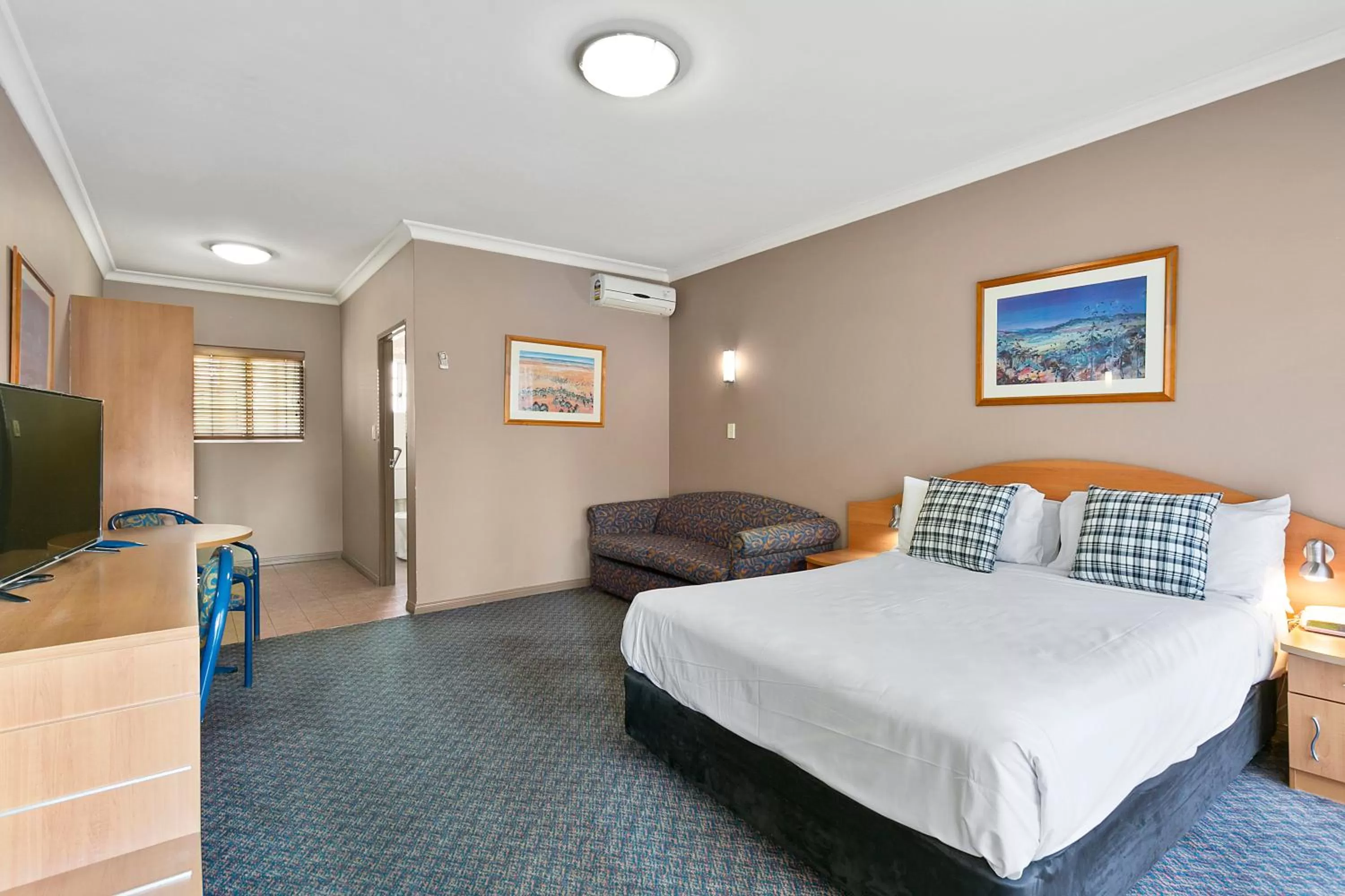 Queen Suite with Sofa Bed - Disability Access/Non-Smoking in Quality Inn Penrith Sydney