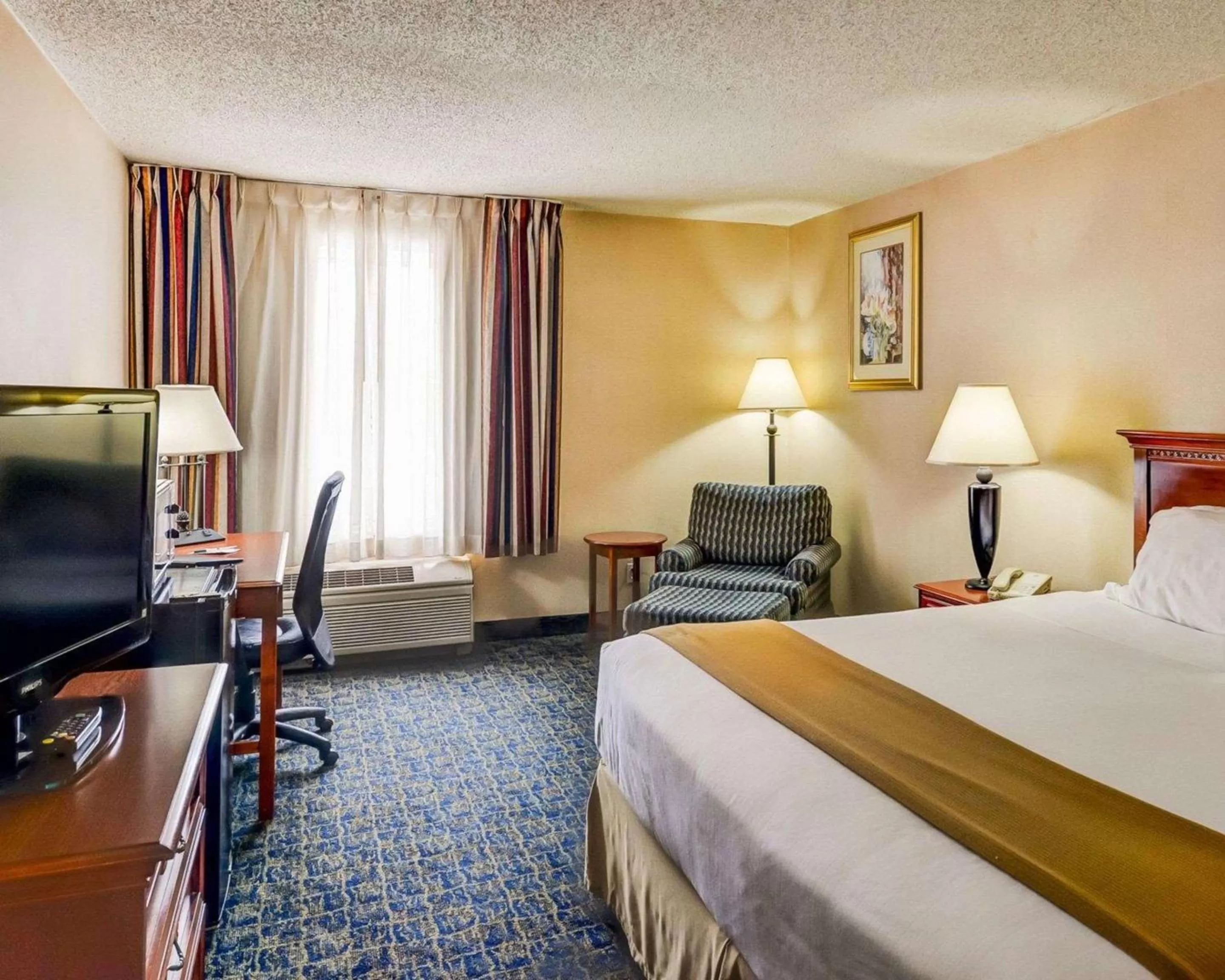 Standard King Room - Non-Smoking  in Quality Inn Spring Mills - Martinsburg North