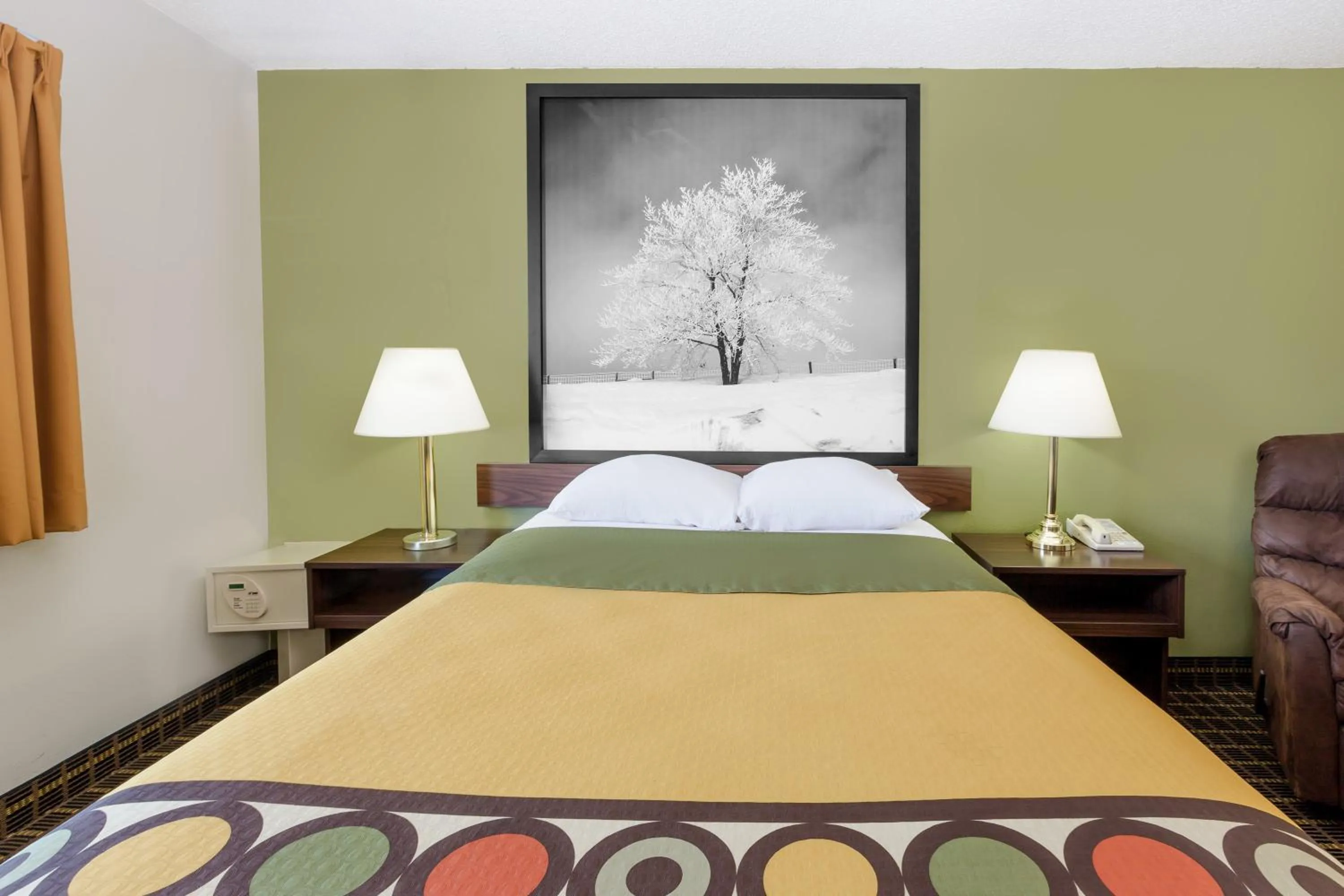 Queen Room - Smoking in Super 8 by Wyndham Norfolk