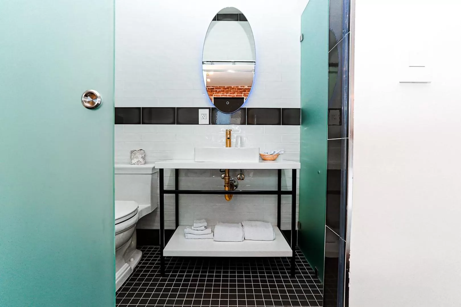 Deluxe Queen Room in H by H Hospitality