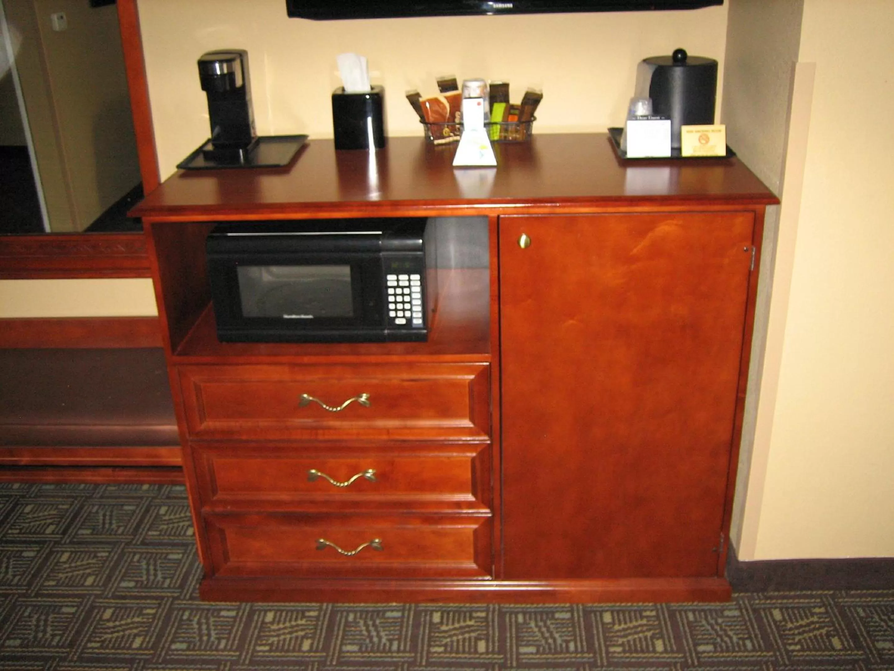 King Suite with Spa Bath - Disability Access in Best Western Plus Monahans Inn and Suites