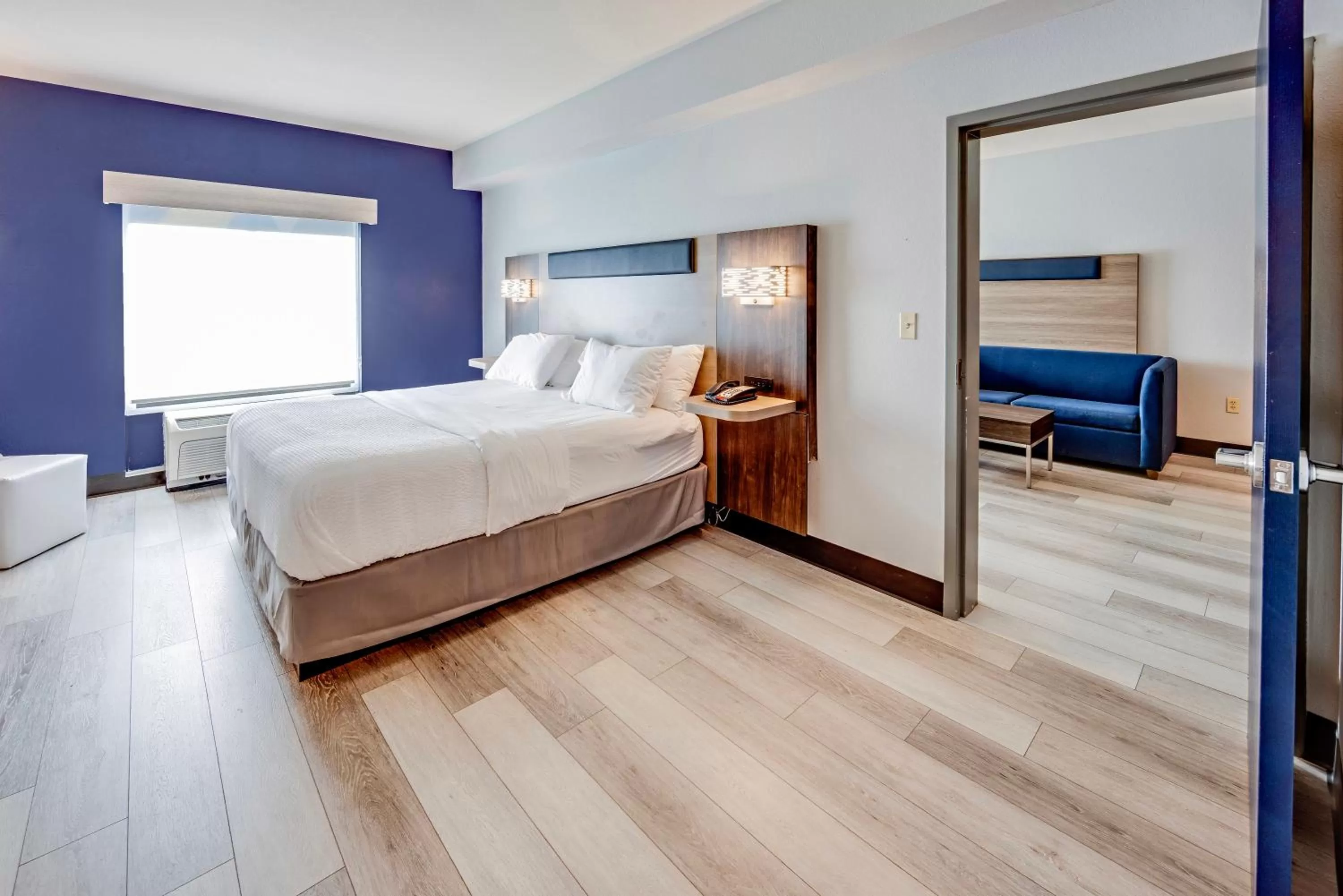 King Suite in Holiday Inn Express Hotel & Suites Ohio State University- OSU Medical Center by IHG