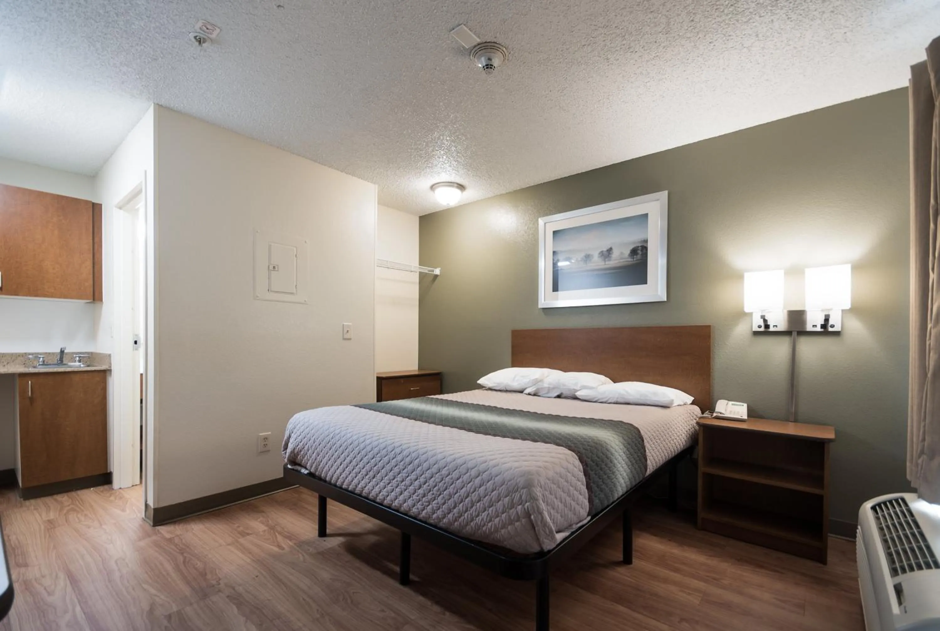 Studio Queen Room Disability Access Non-Smoking in HomeTowne Studios by Red Roof Seattle - Kent/Des Moines