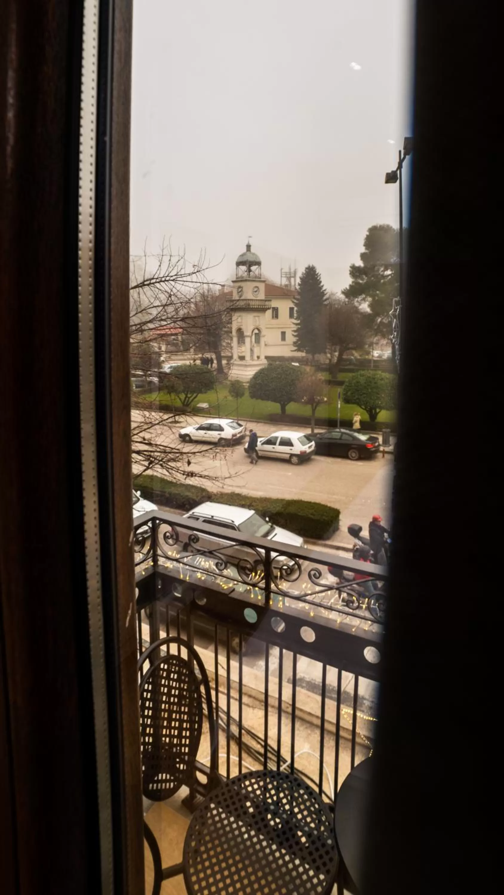 Familly - Two Bedroom Suite with Balcony & Panoramic Lake / City View in Brettania Hotel