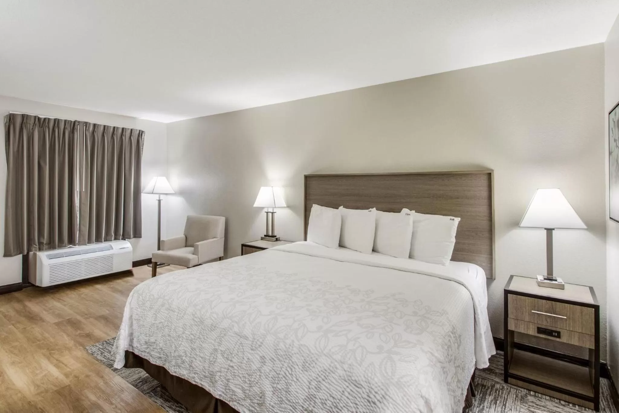 Superior King Room Smoke Free in Red Roof Inn PLUS+ Dallas - Addison