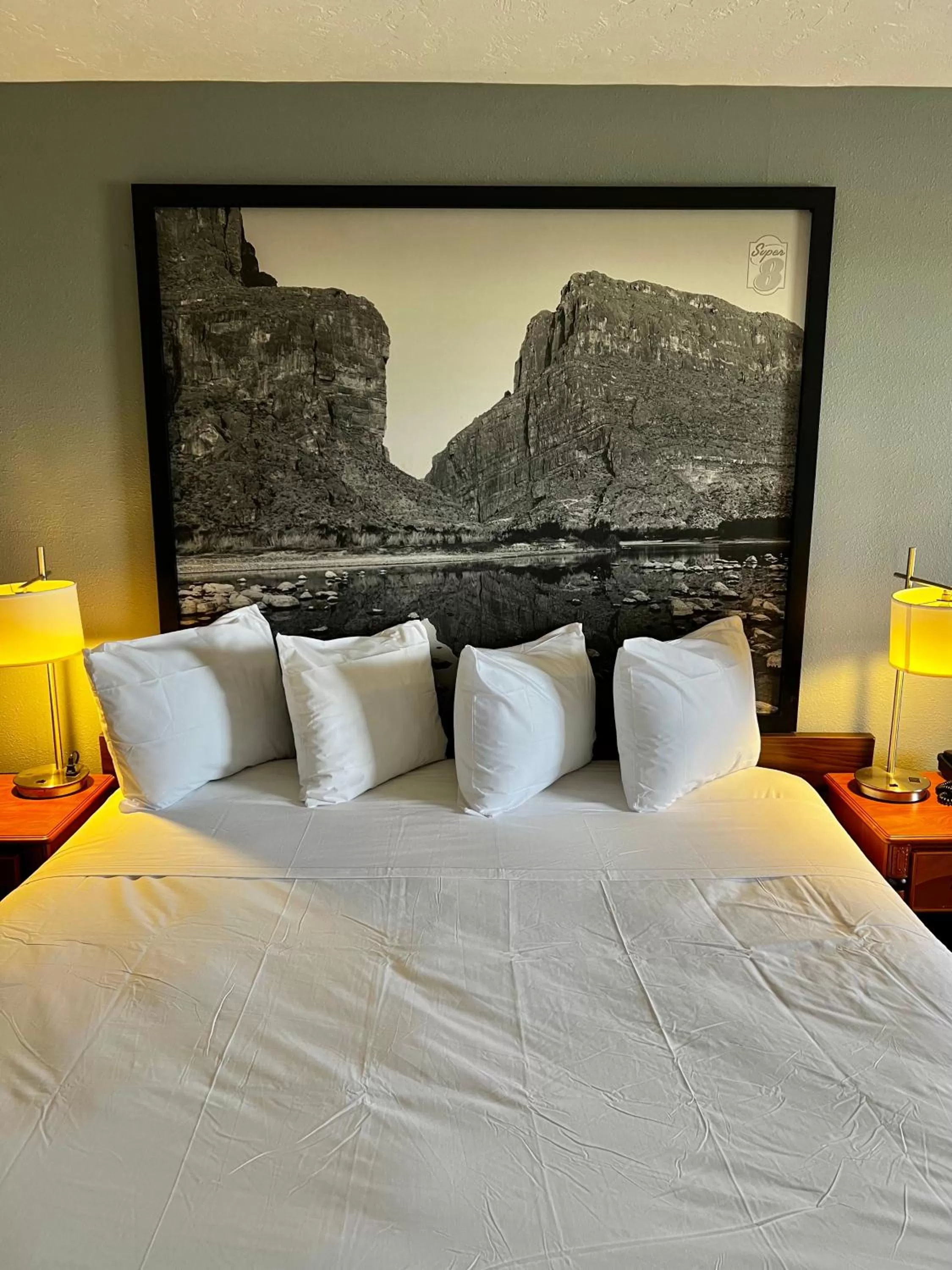 1 King Bed, Mobility Accessible Room, Bathtub w/ Grab Bars, Smoking in Super 8 by Wyndham Sealy