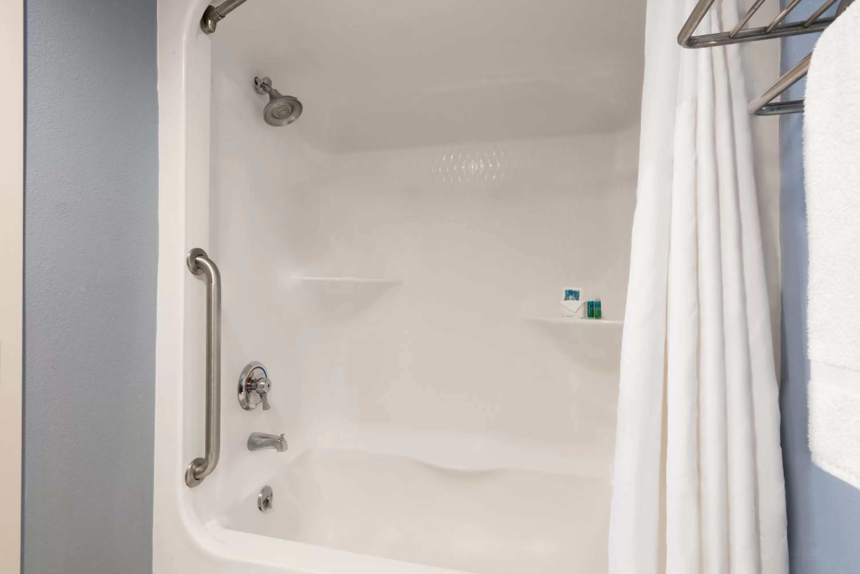 King Room with Roll In Shower - Non-Smoking in Holiday Inn Express Cambridge by IHG