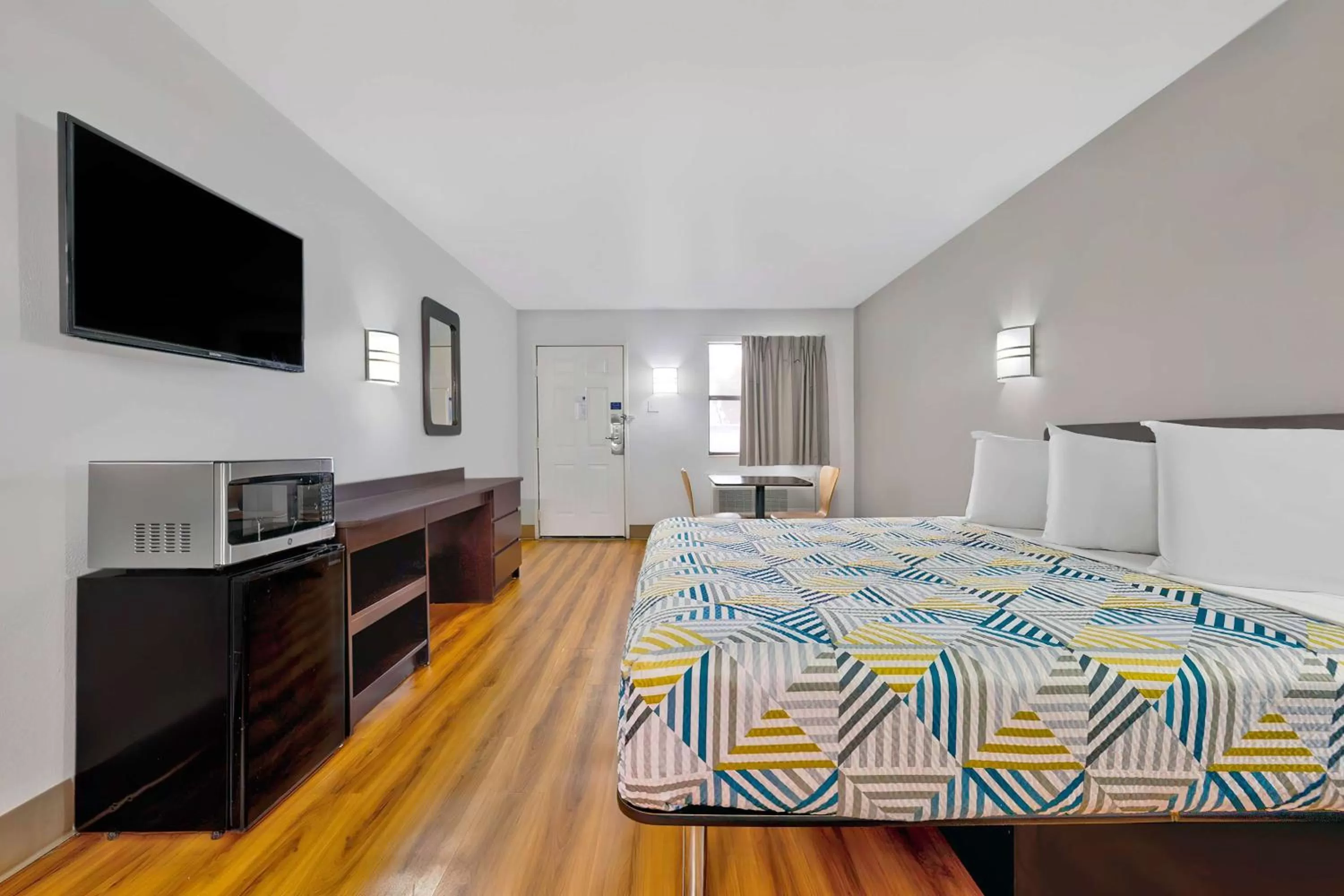 King Room - Non-Smoking in Motel 6-Plano, TX - Plano Northeast