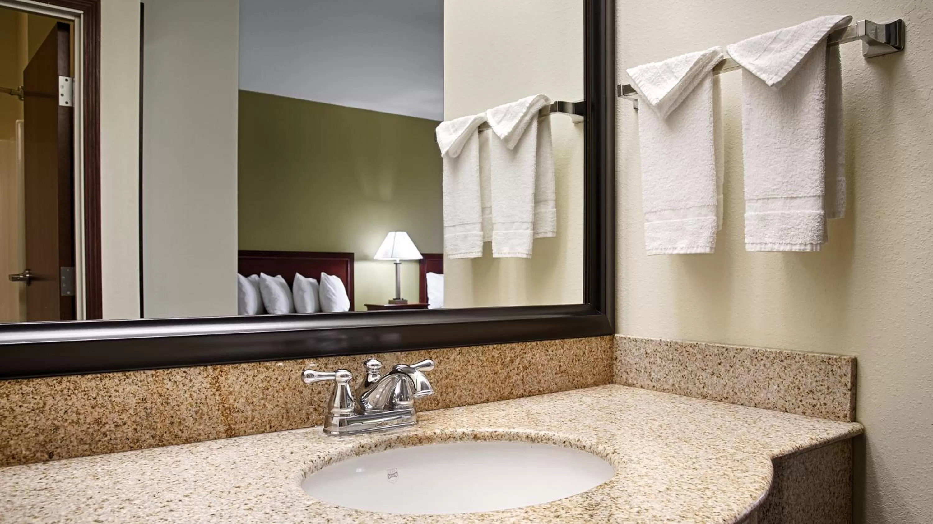 King Room - Non-Smoking in Best Western Geneseo Inn