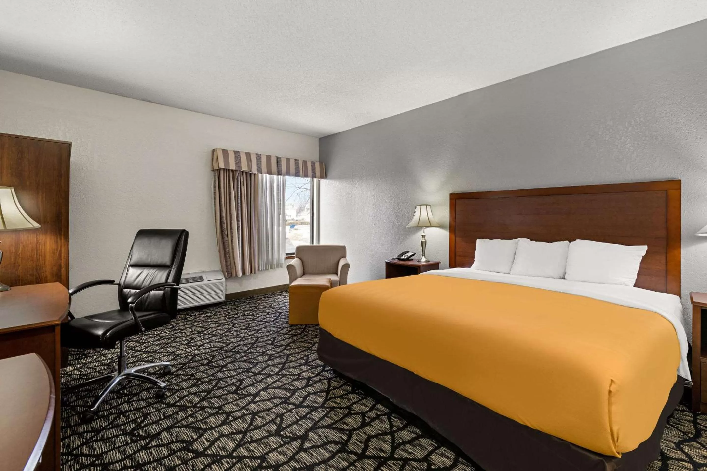 King Room - Non-Smoking in Suburban Studios Kansas City Airport North