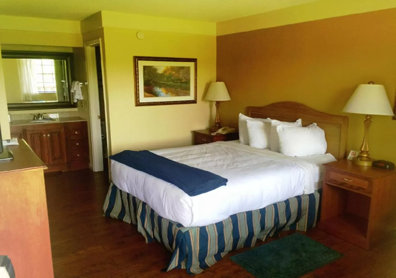 Queen Room in The Smoke House Lodge