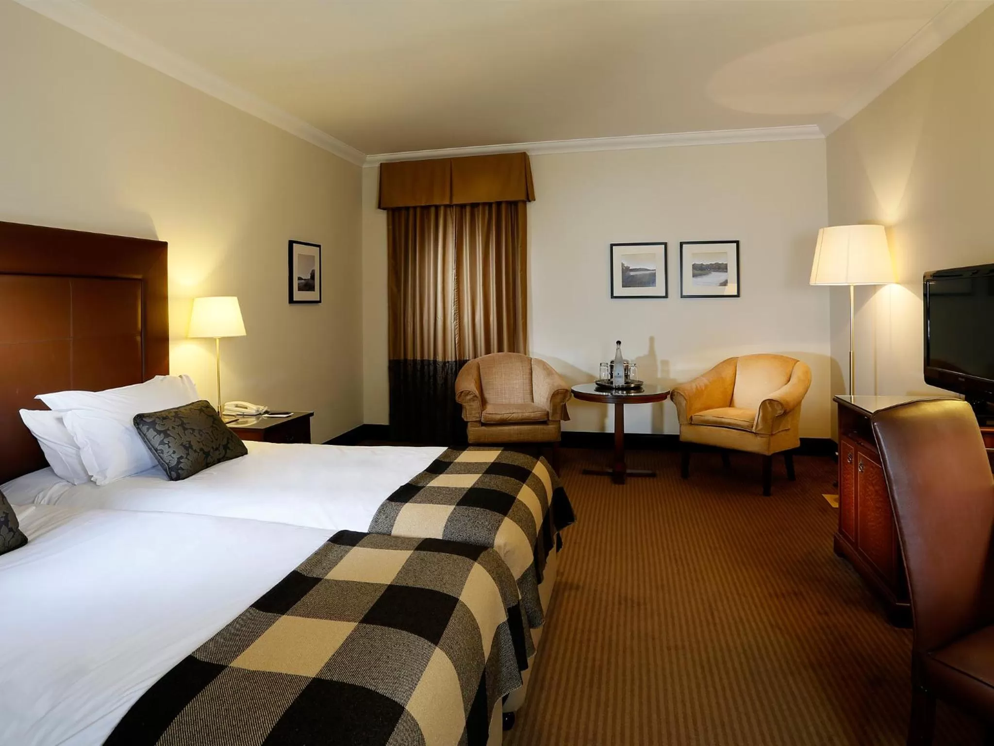 Standard Twin Room in Macdonald Houstoun House