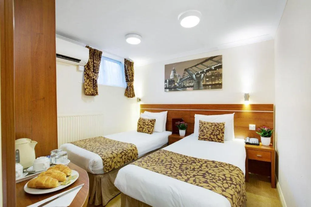 Twin Room in Queens Park Hotel