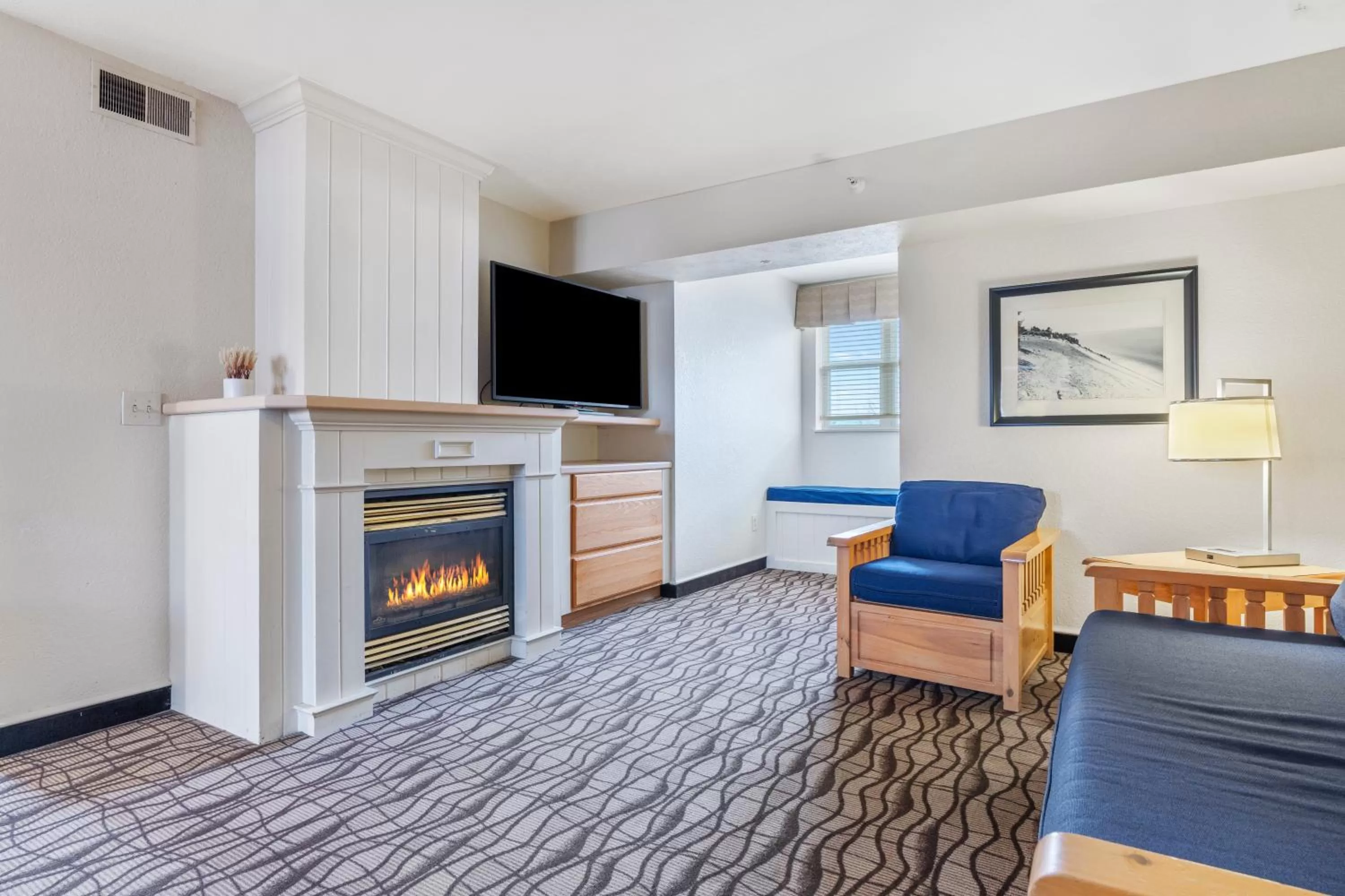 King Suite with Fireplace in Cherry Tree Inn & Suites