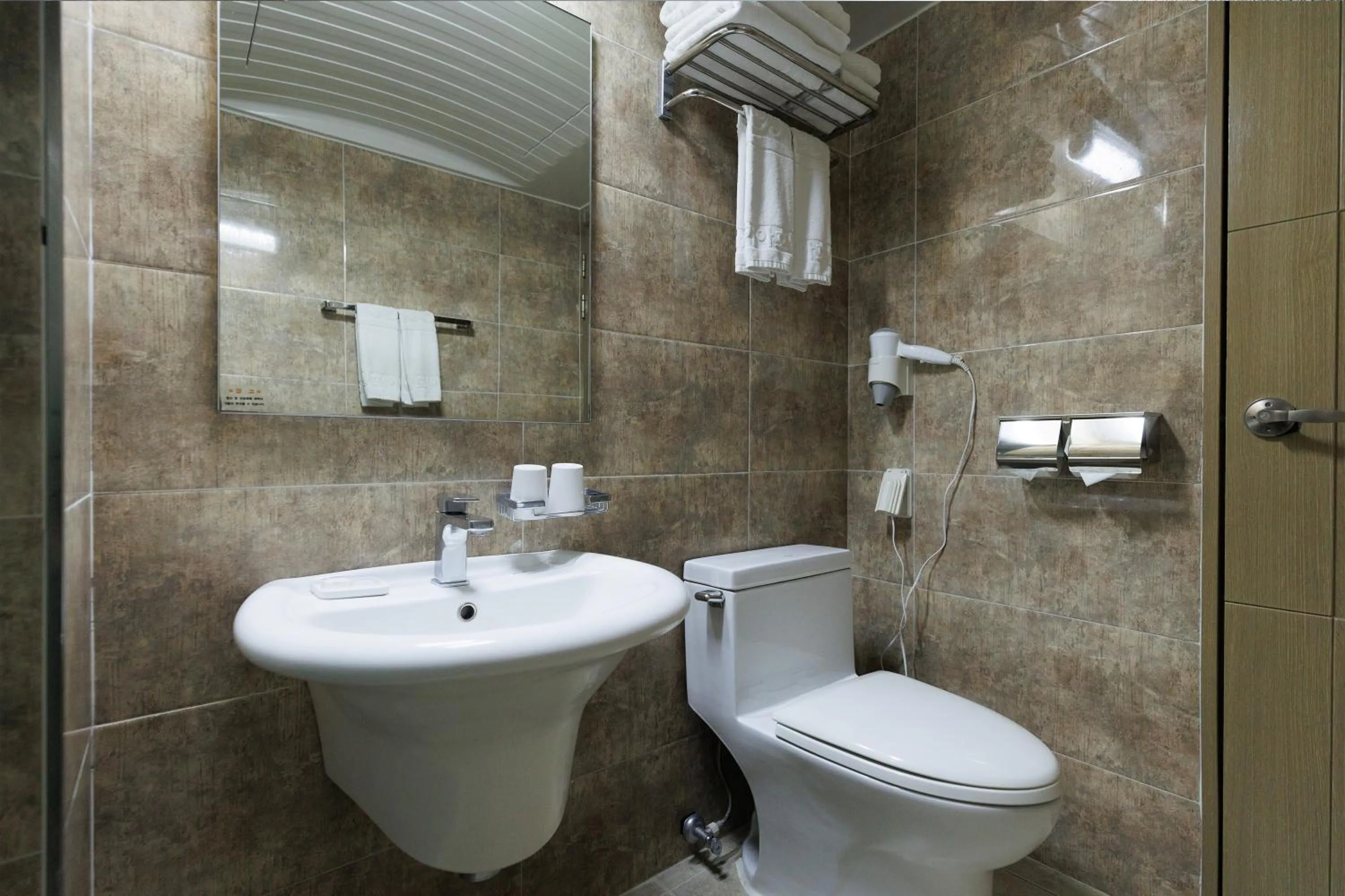 Standard Twin Room in Benikea Hotel Jeju