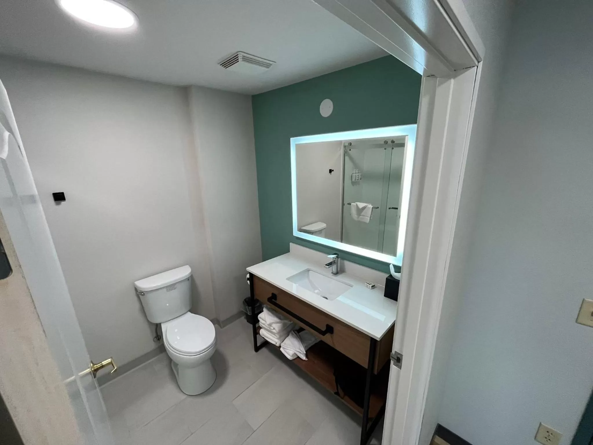 King Room - Non-Smoking in Wingate By Wyndham Mansfield Ontario