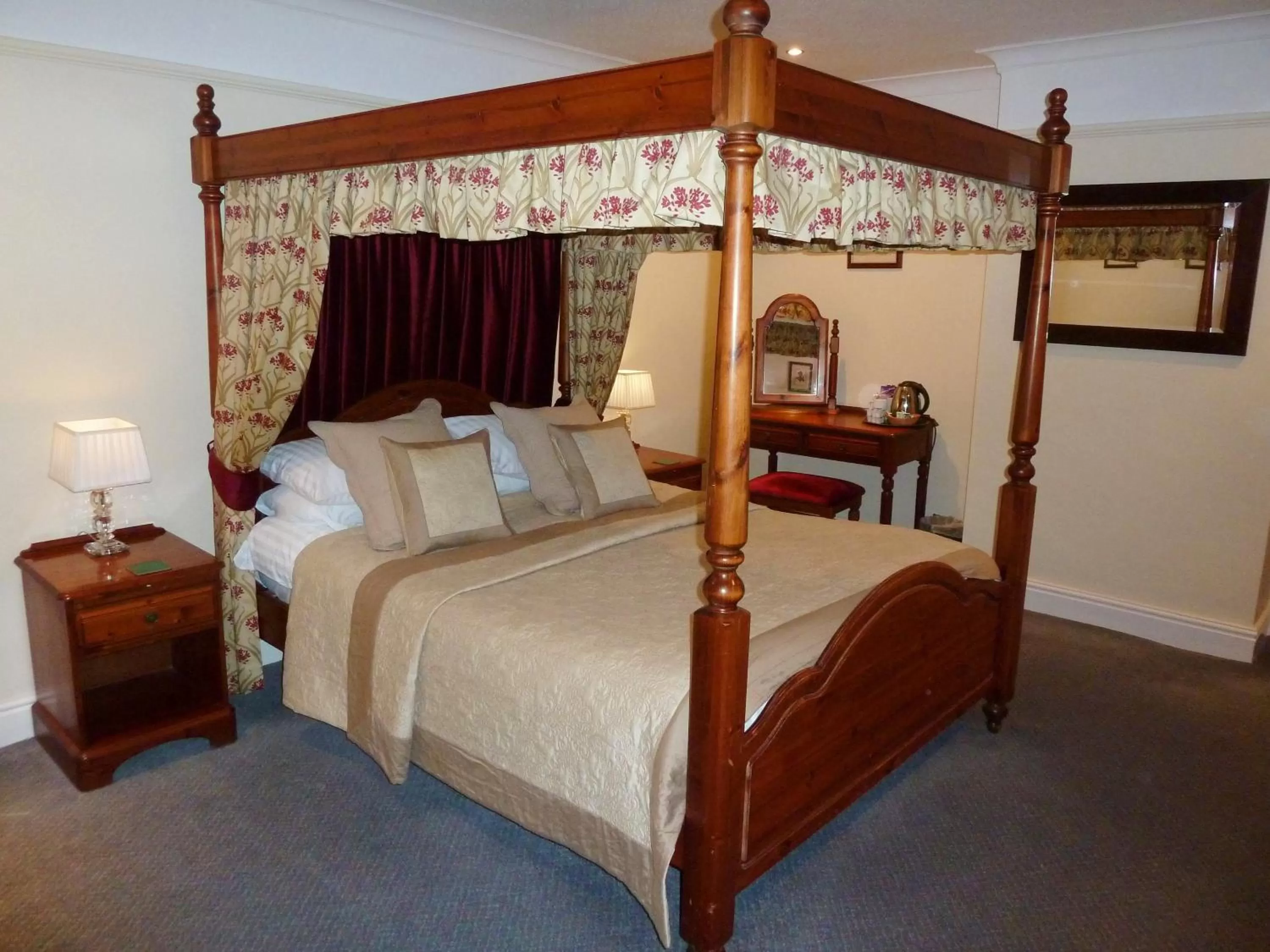 Double Room with Four Poster Bed in Blacksmiths Arms Inn