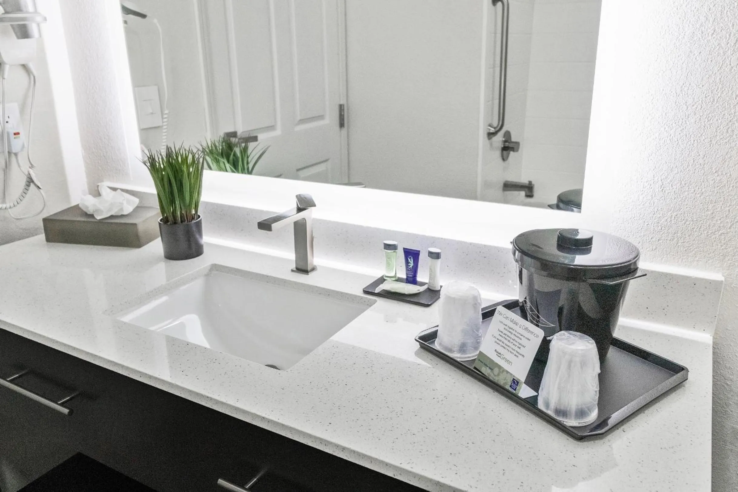 Standard Queen Room - Smoking in Econo Lodge Brunswick I-95