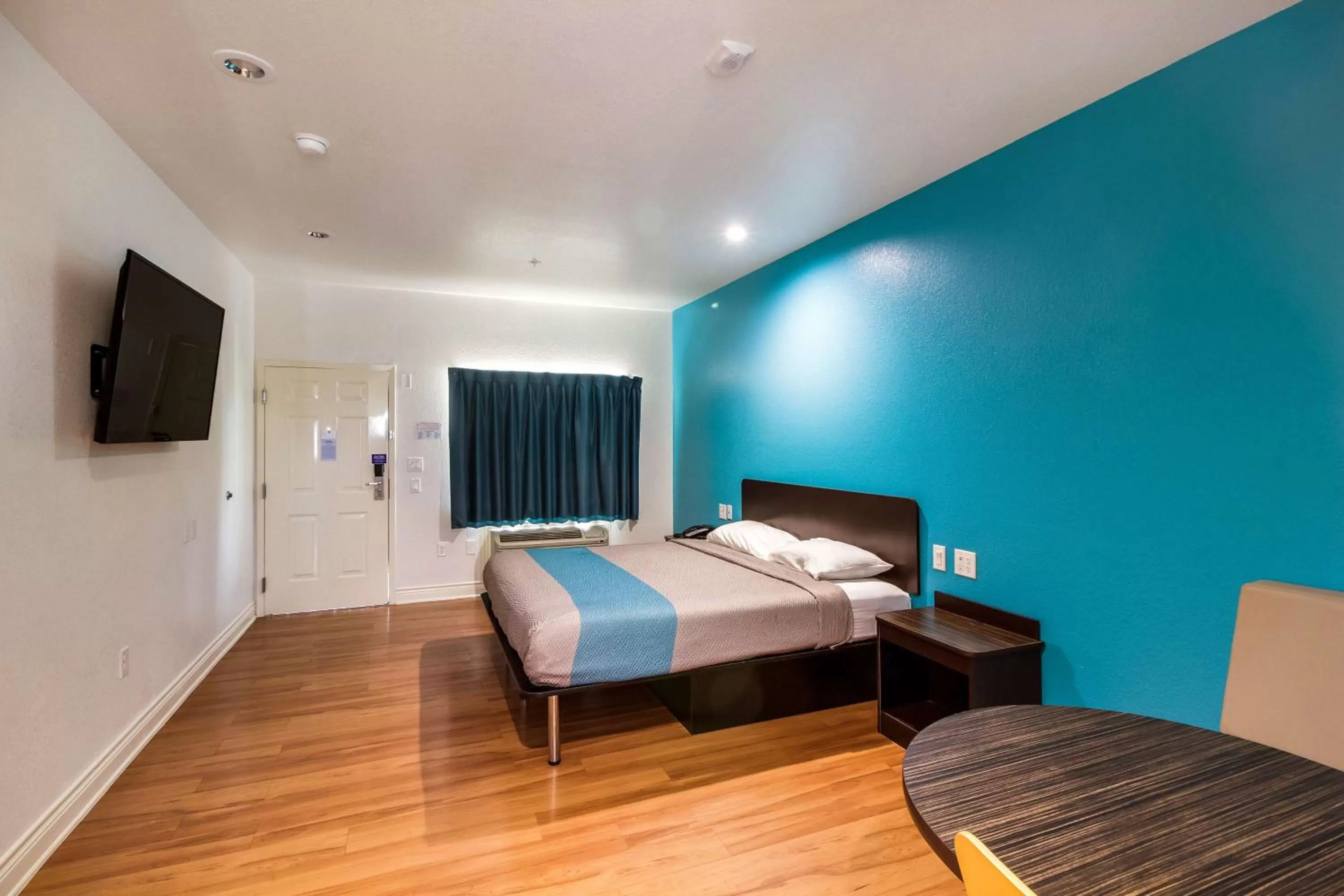 Deluxe King Room - Smoking in Motel 6-Houston, TX - North