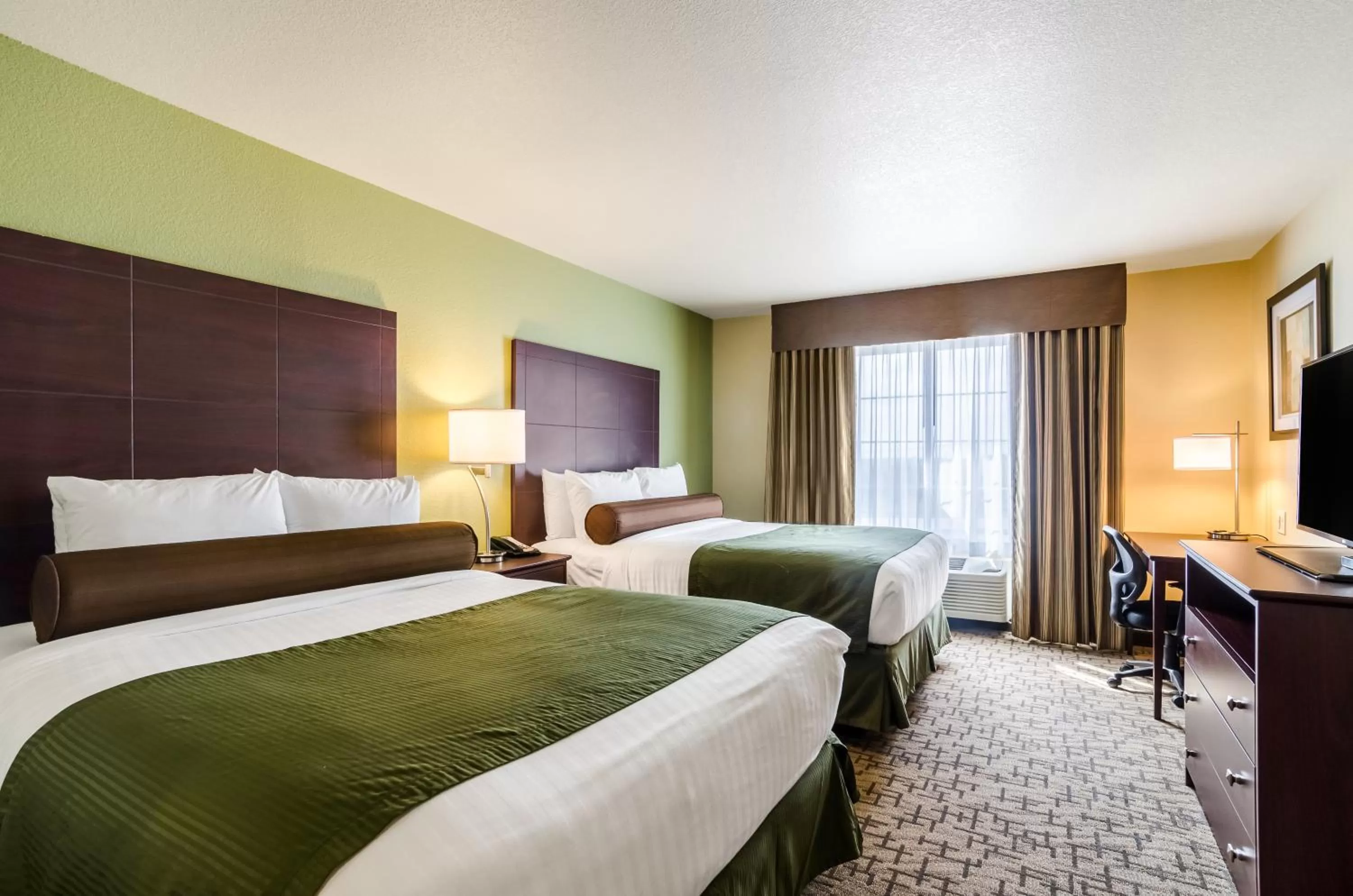 Deluxe Queen Room in Cobblestone Hotel & Suites - McCook