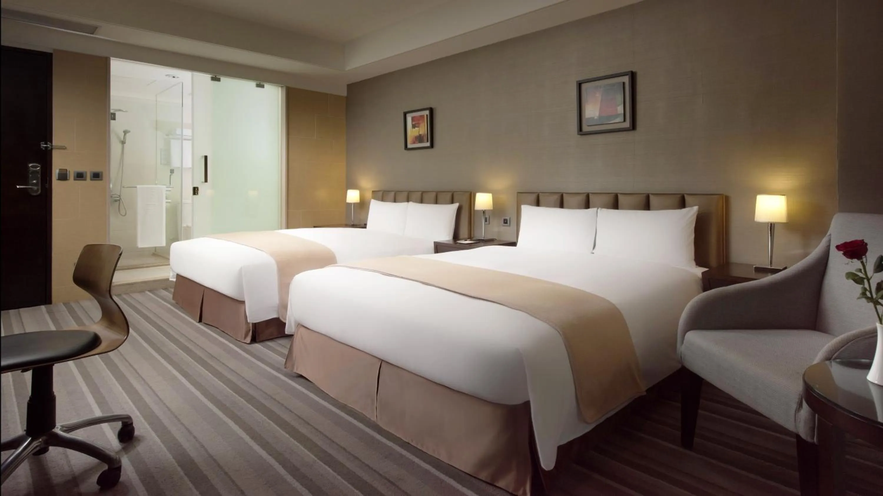 Stylish Family Room in Urban Hotel33