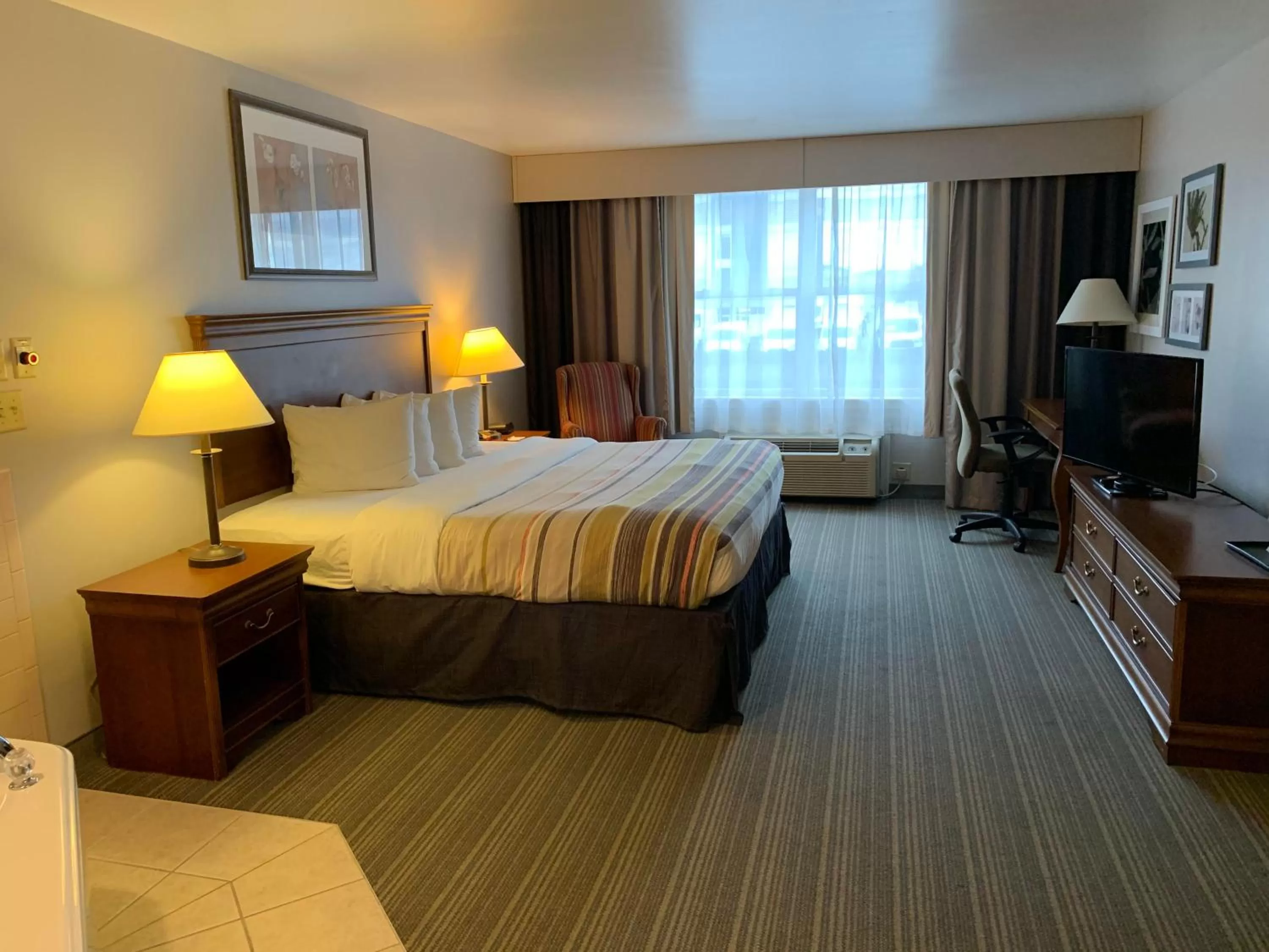 King Suite with Whirlpool - Disability Access/Non-Smoking in Country Inn & Suites by Radisson, Chambersburg, PA