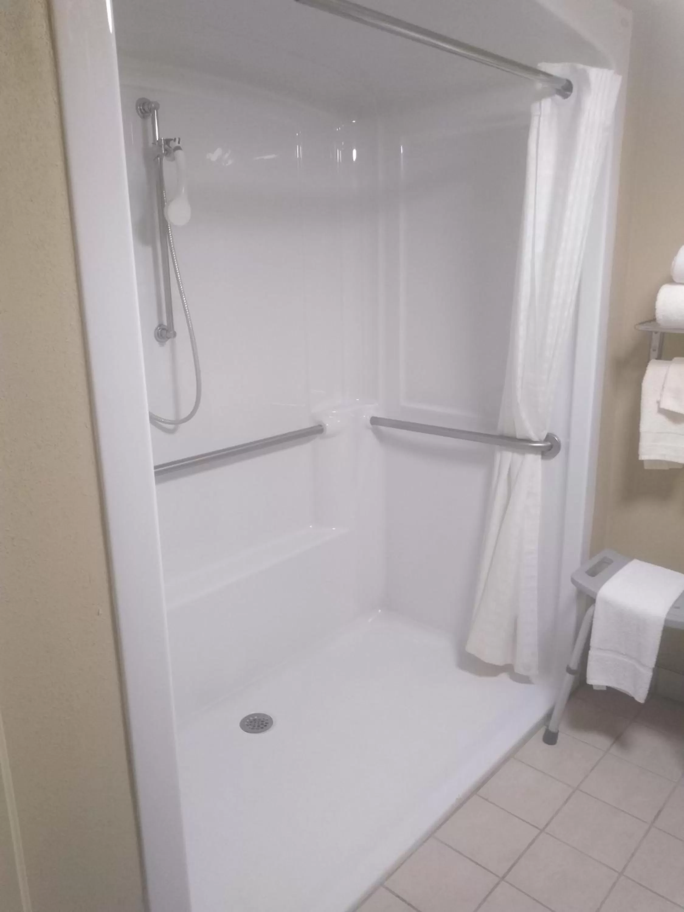 Queen Room - Disability Access in Portage Inn & Suites