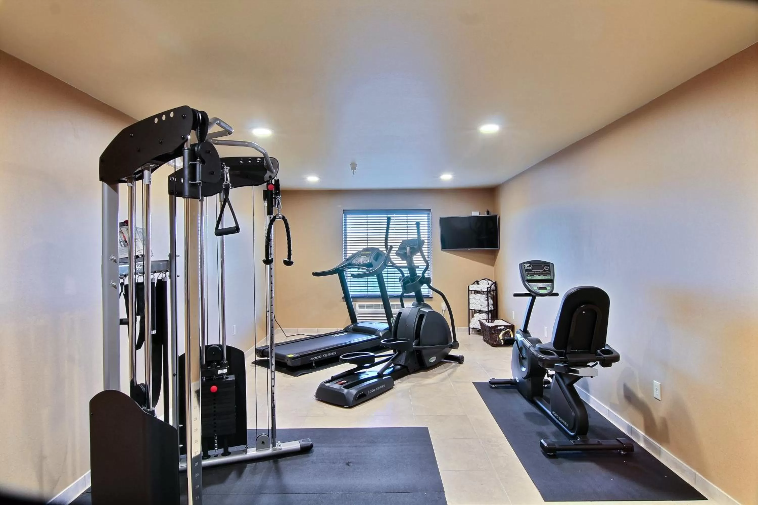 Communal lounge/ TV room in Cobblestone Hotel & Suites - McCook