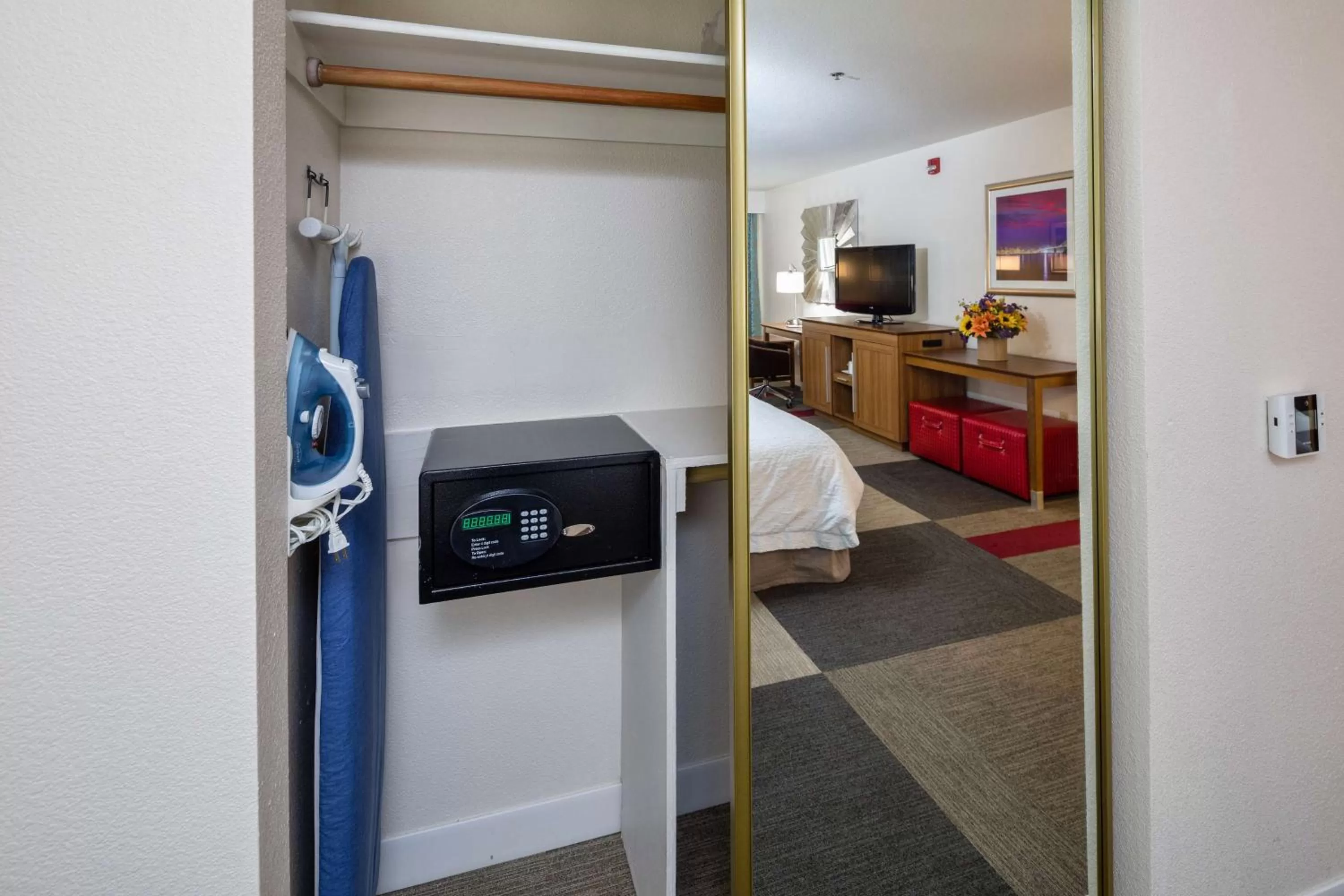 King Room - single occupancy - Mobility Access/Non-Smoking in Hampton Inn San Francisco Airport