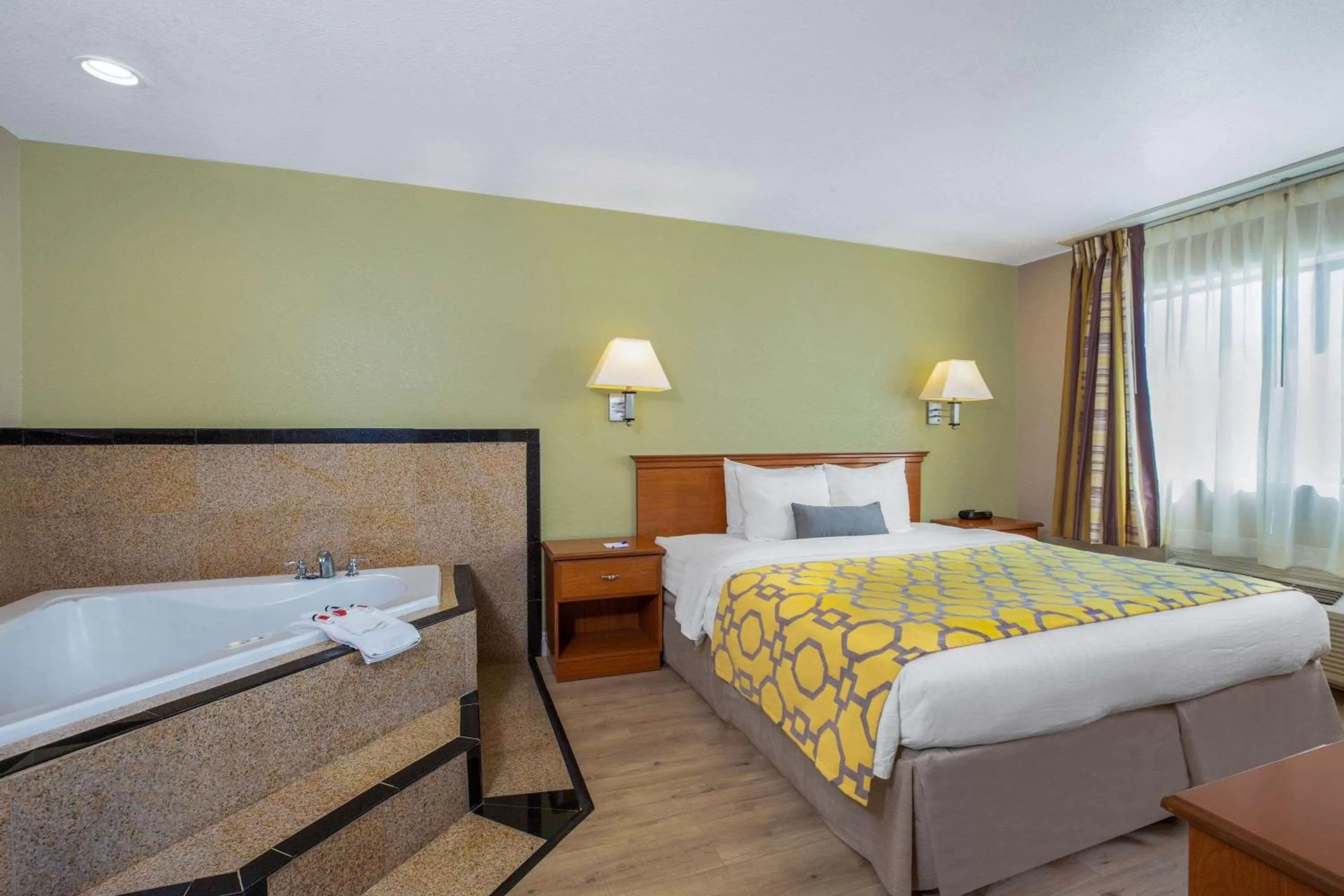 1 King Bed, 1-Bedroom Deluxe Suite, Kitchenette, Non-Smoking in Baymont by Wyndham Tehachapi