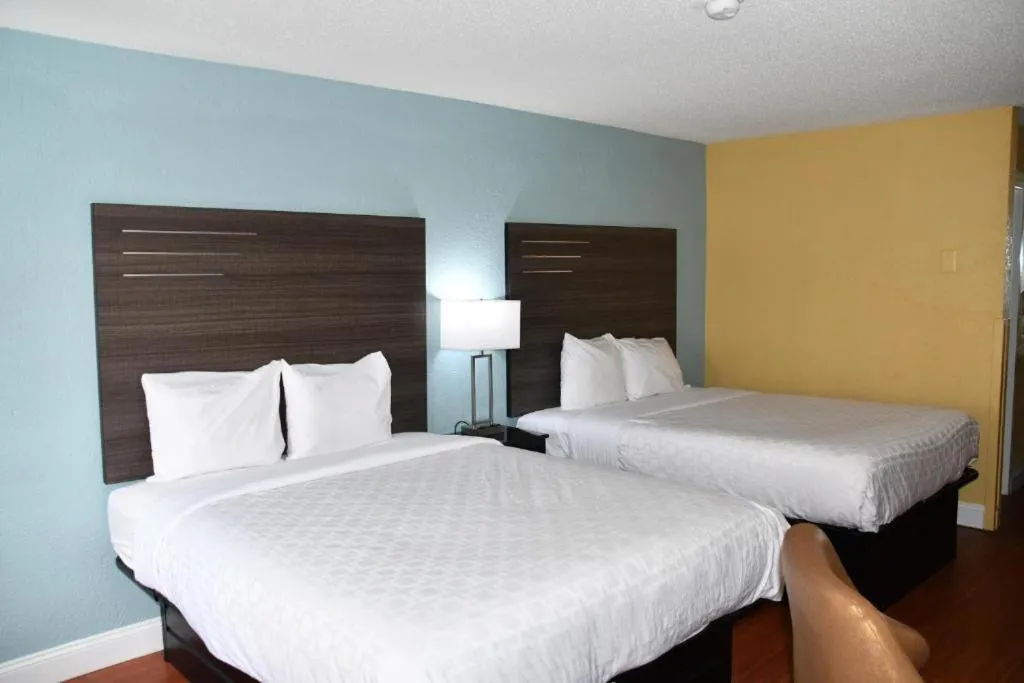Queen Room with Bath Tub - Mobility Accessible/Non-Smoking in Baymont by Wyndham Macon I-75