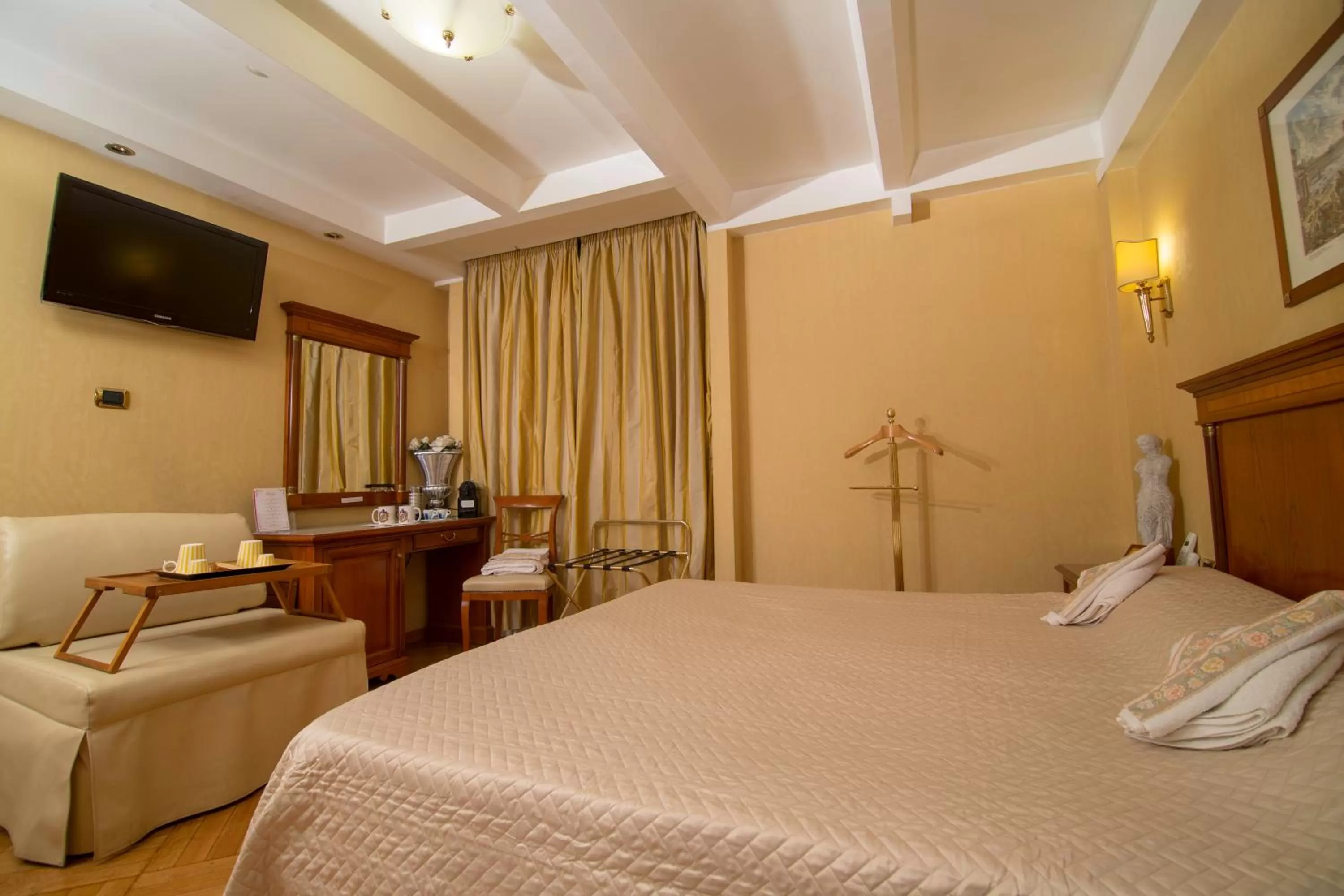 Triple Room in Luxury Rooms H 2000 Roma