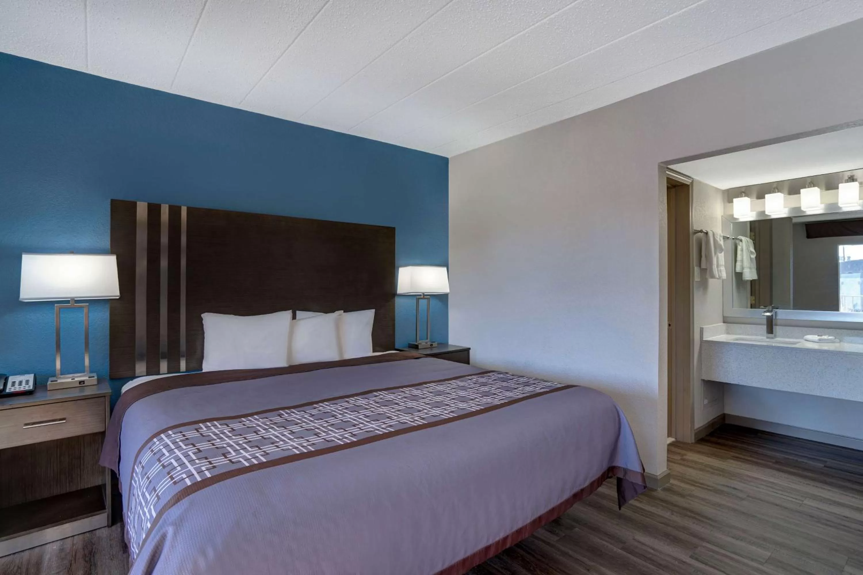 Deluxe King Room - single occupancy - Smoking in Motel 6 Burlington