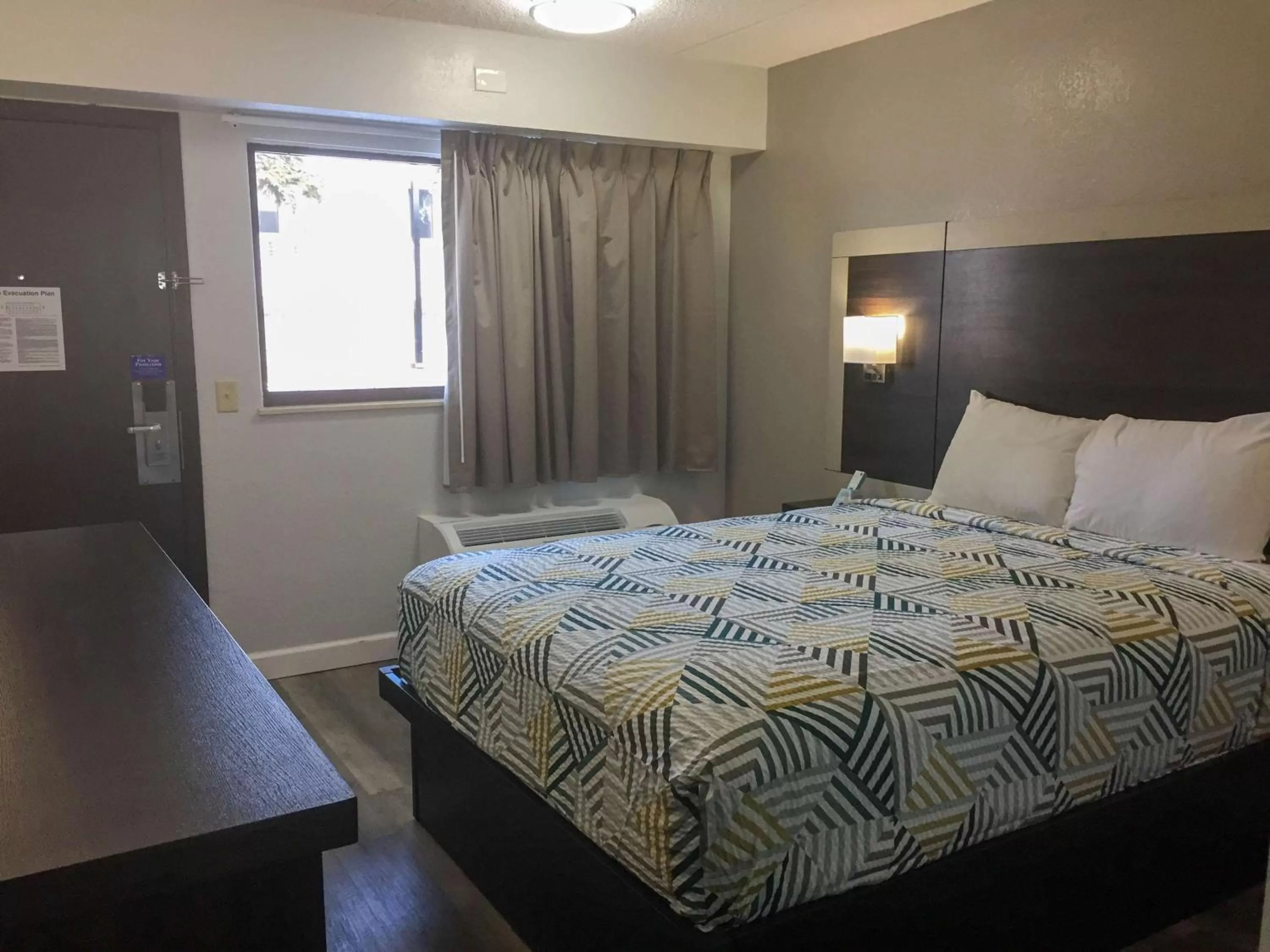 Deluxe King Room - single occupancy - Smoking in Motel 6-Burnsville, MN