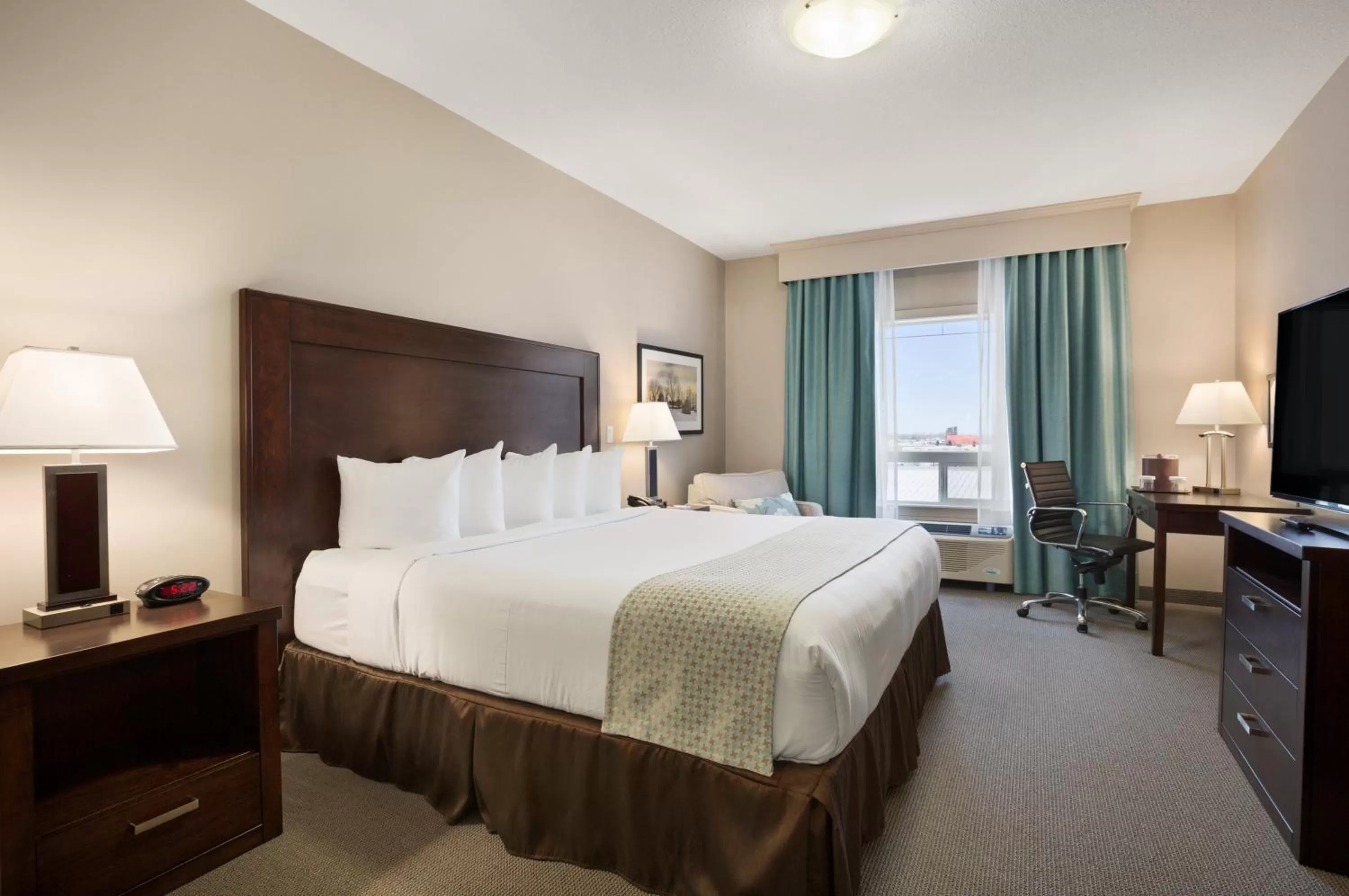 Queen Suite in Ramada by Wyndham Emerald Park/Regina East