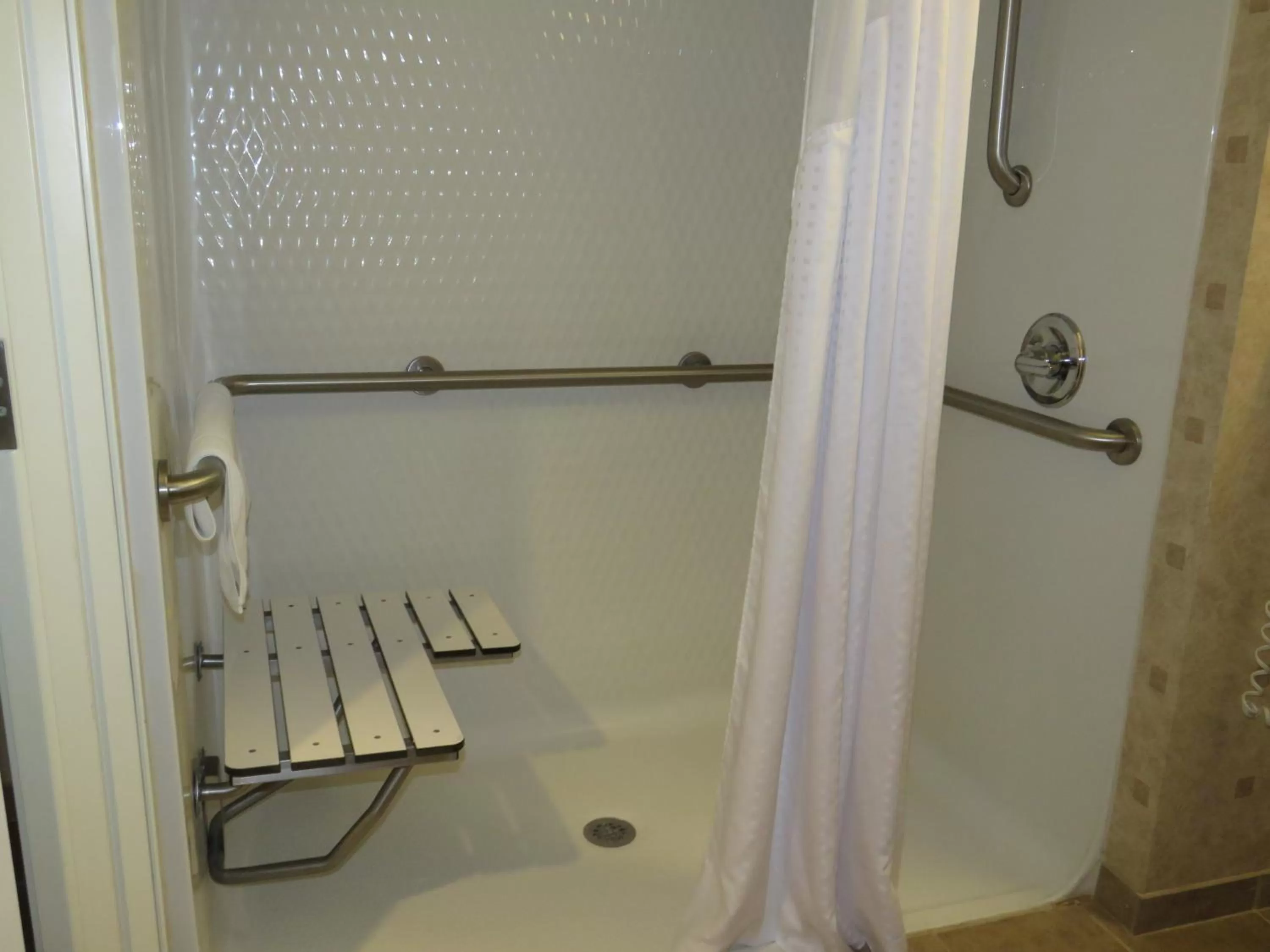 Standard Queen Room with Two Queen Beds and Roll-In Shower - Mobility Access in Holiday Inn Express Hotel & Suites Bartlesville by IHG