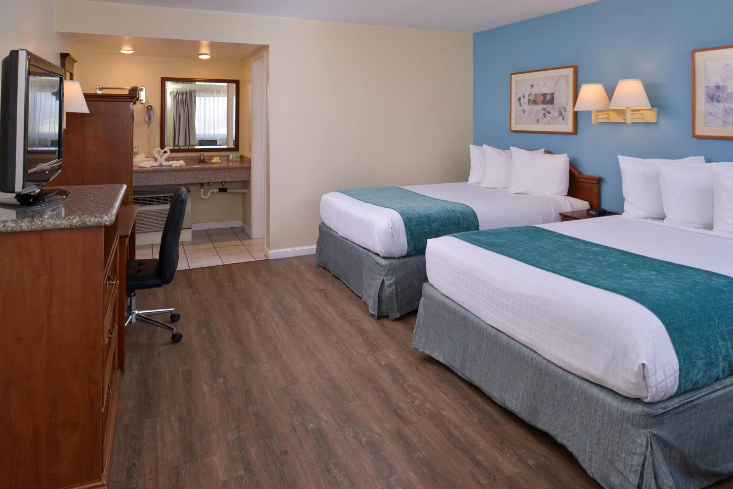 Queen Room with Two Queen Beds and View in Edgewater Inn and Suites