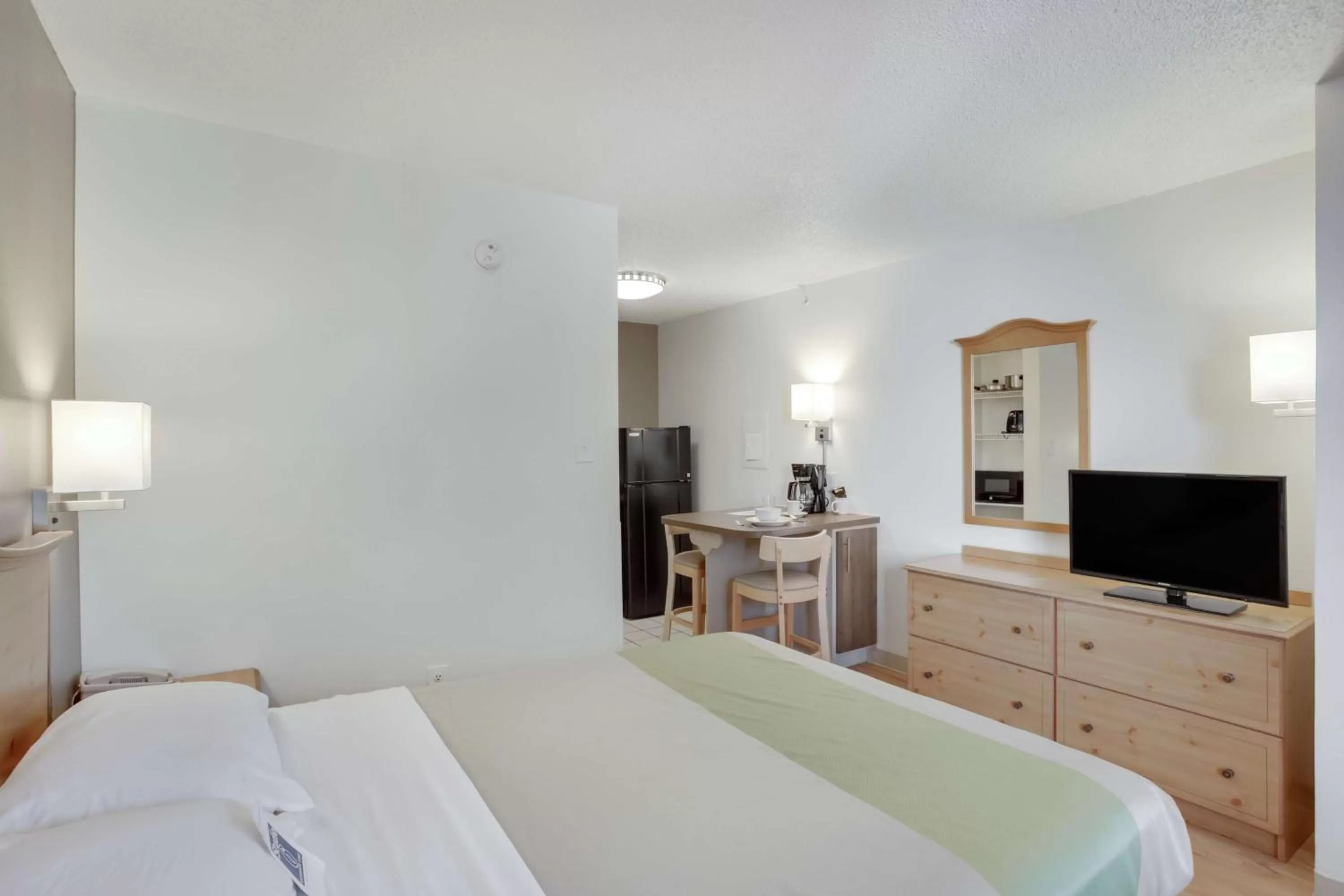 Queen Room - Disability Access - Non-Smoking in Studio 6-Stafford, TX - Houston - Sugarland