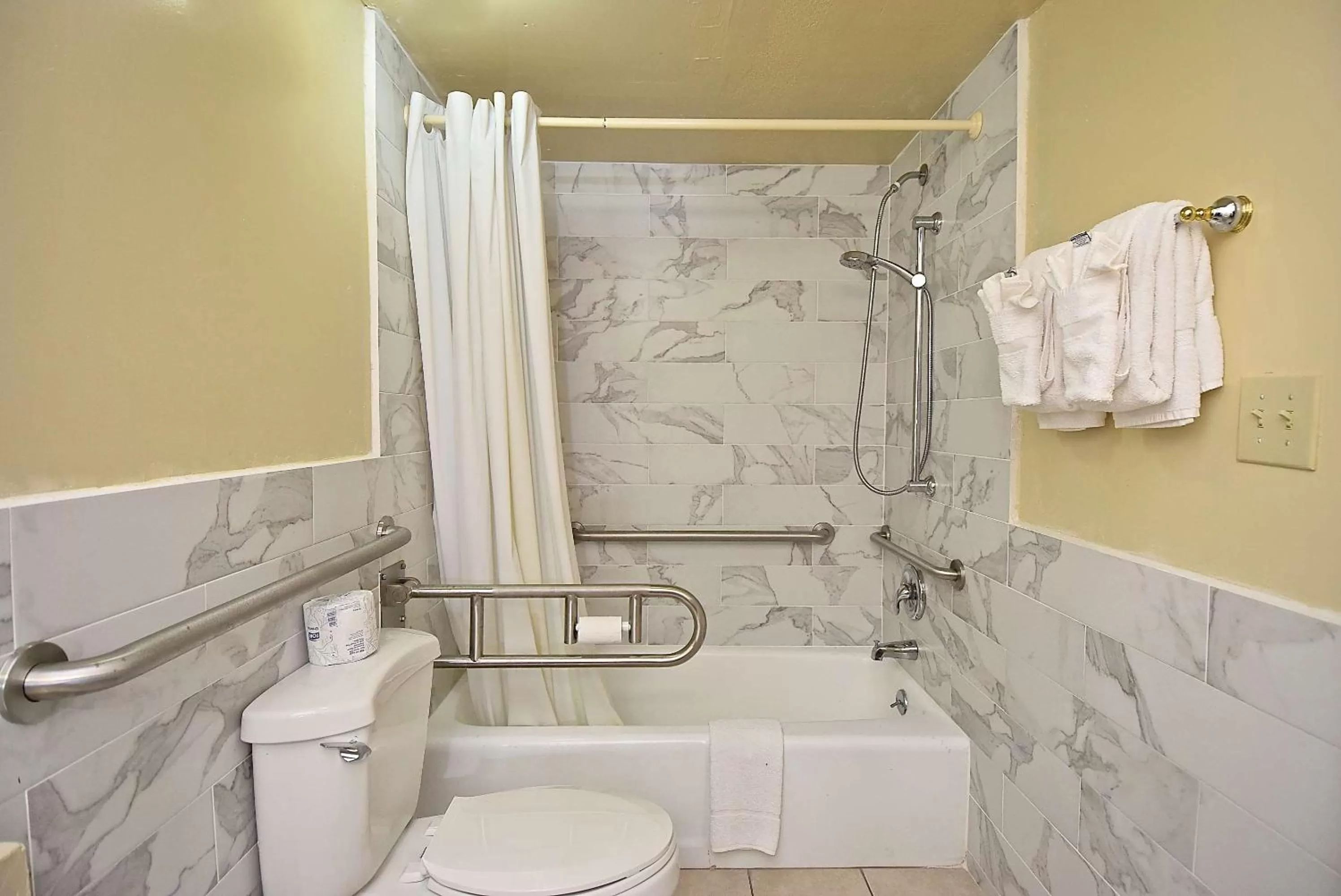 King Room with Bath Tub - Mobility Accessible/Non-Smoking in SureStay Hotel by Best Western Sarasota Lido Beach