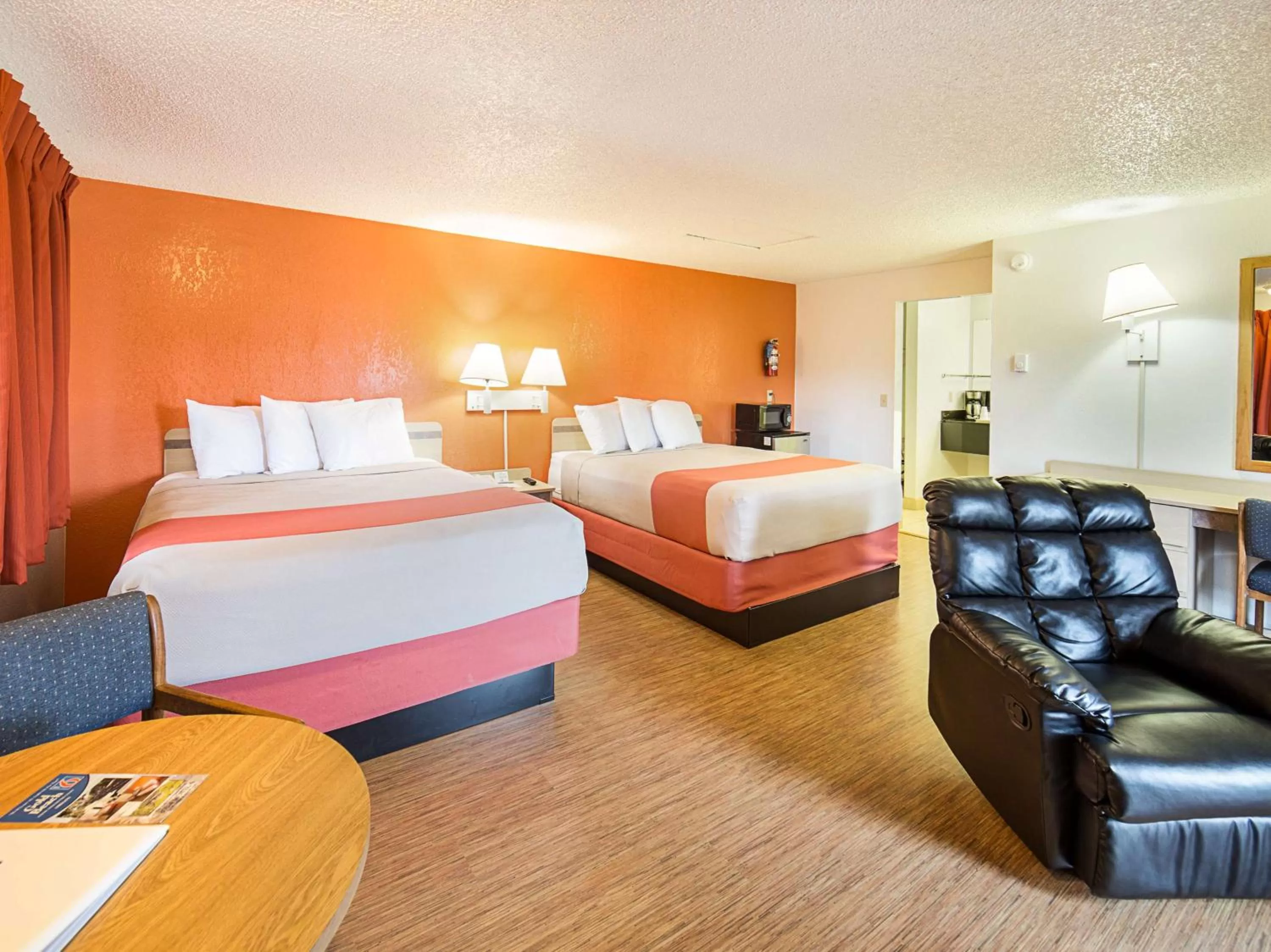Deluxe Queen Suite - single occupancy - Non-Smoking in Motel 6 Gold Beach