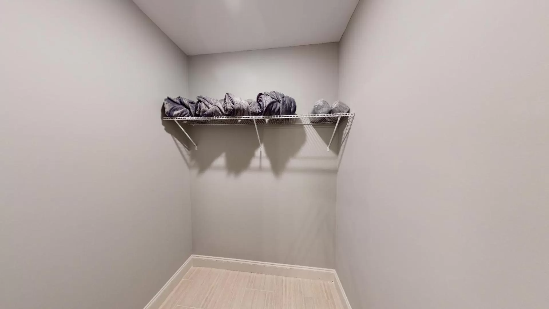 Apartment with Mountain View in Viewpoint Condominiums