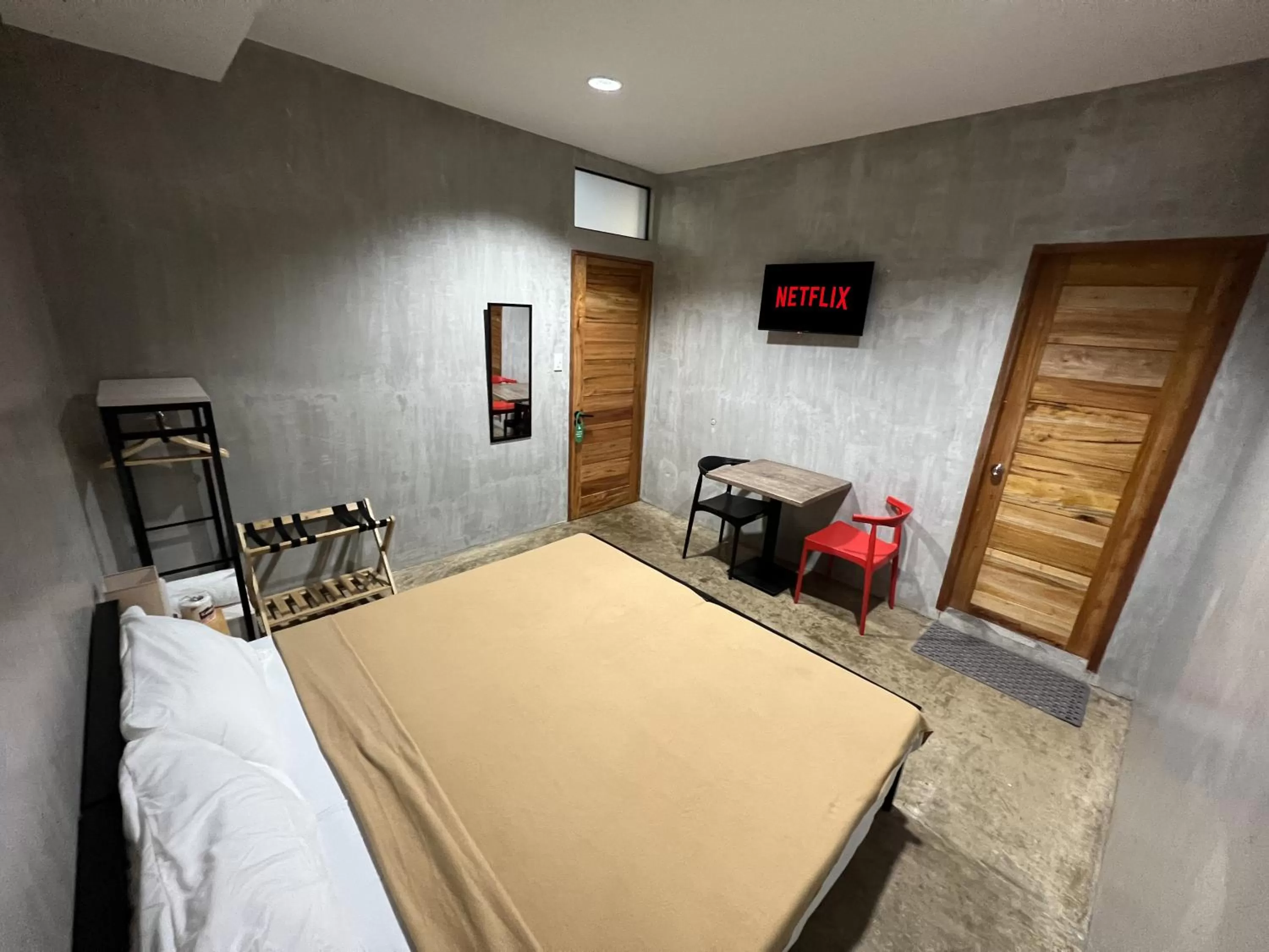 Standard King Room in HappyNest Hostel Cebu
