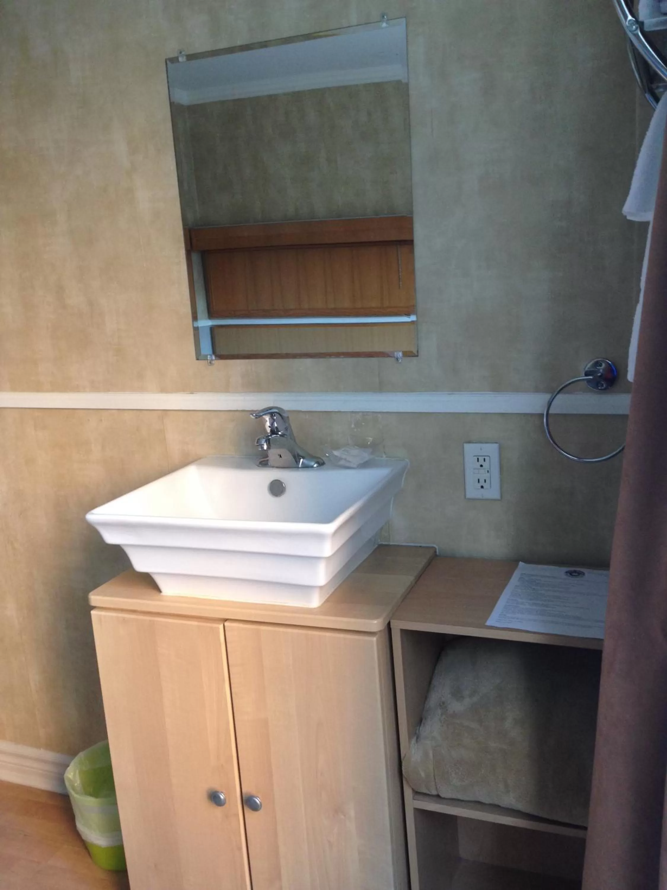 Basic Room with Double Bed and Shared Bathroom in The Rex Hotel Jazz & Blues Bar