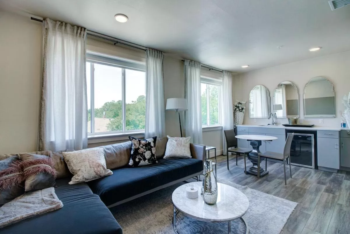 Deluxe Suite in The Bishop Arts Hotel by Qresorts